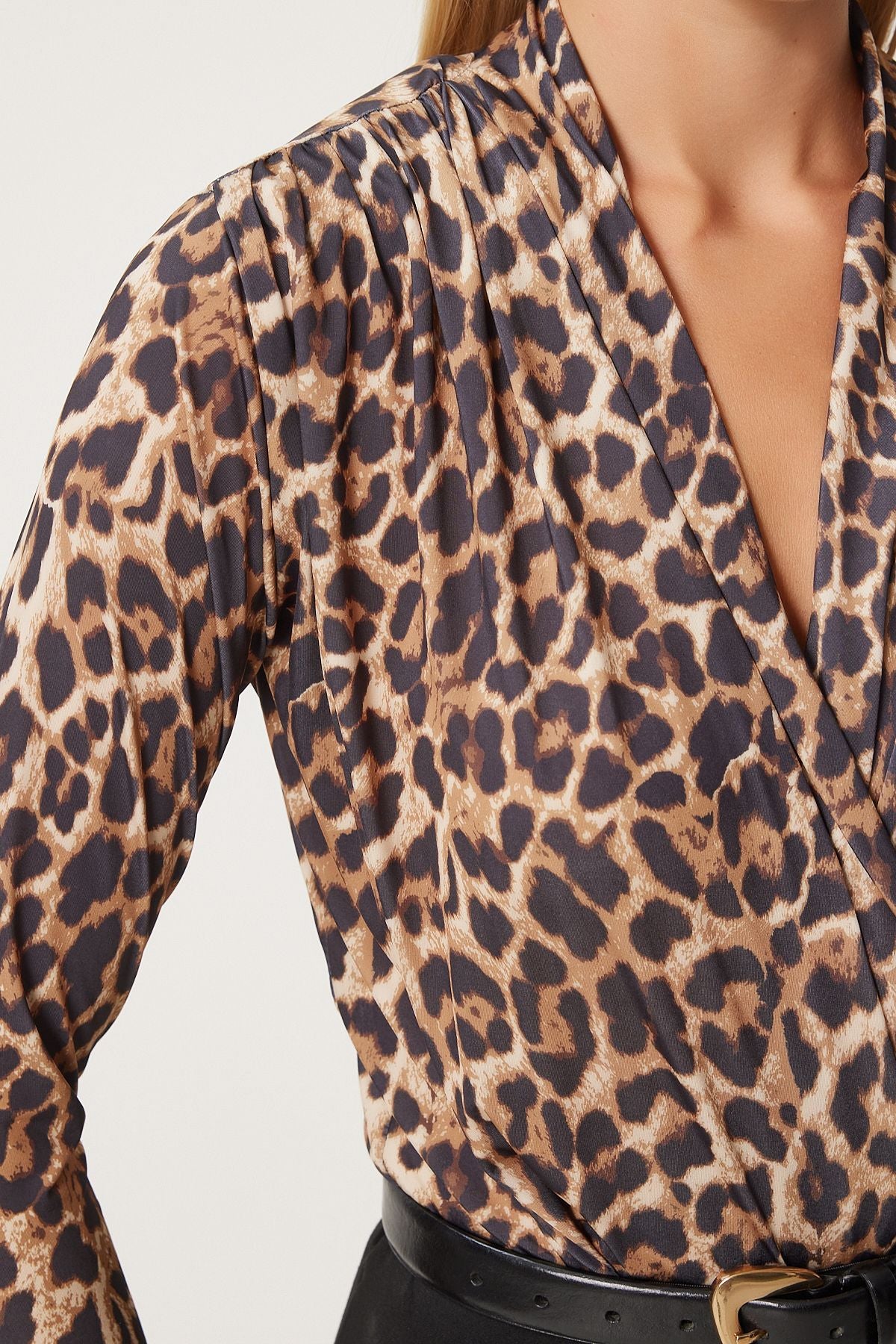 Camel Siyah Leopar Desenli Anvelop Yaka Vatkalı Çıtçıtlı Sandy Bluz ZH00040