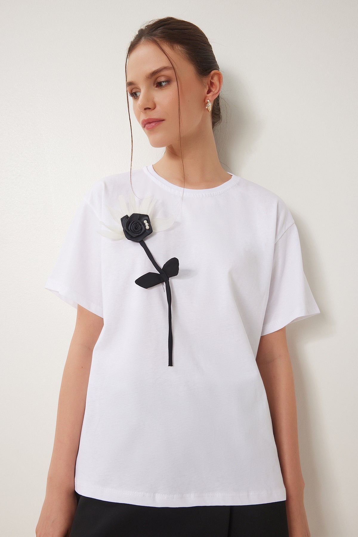 Beyaz Çiçek Armalı Pamuklu Örme T-Shirt ZV00295