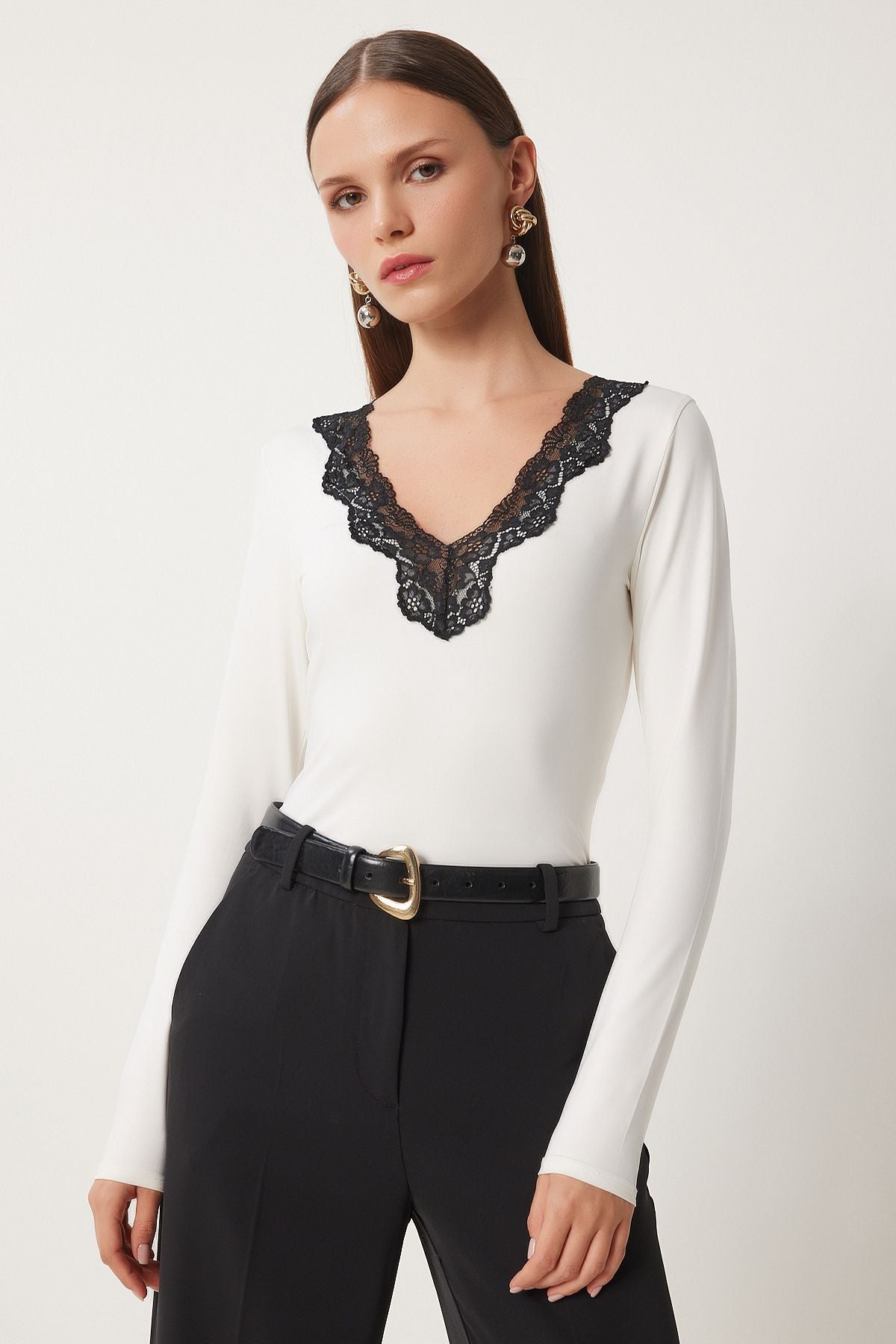 Ekru V Yaka Dantelli Örme Çıtçıtlı Body CV00037