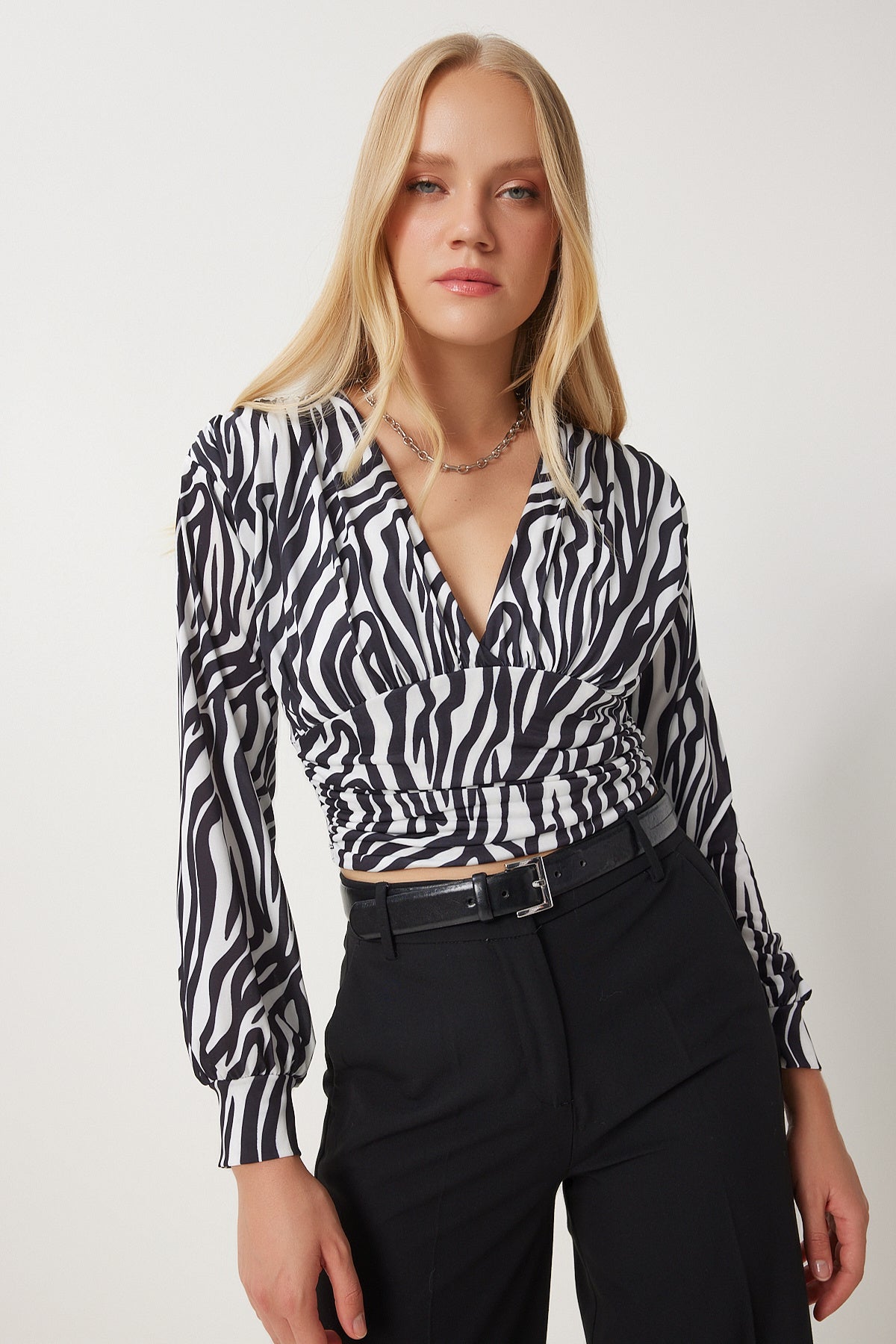 Siyah Beyaz Zebra Desenli Anvelop Yaka Büzgülü Örme Bluz ZH00042