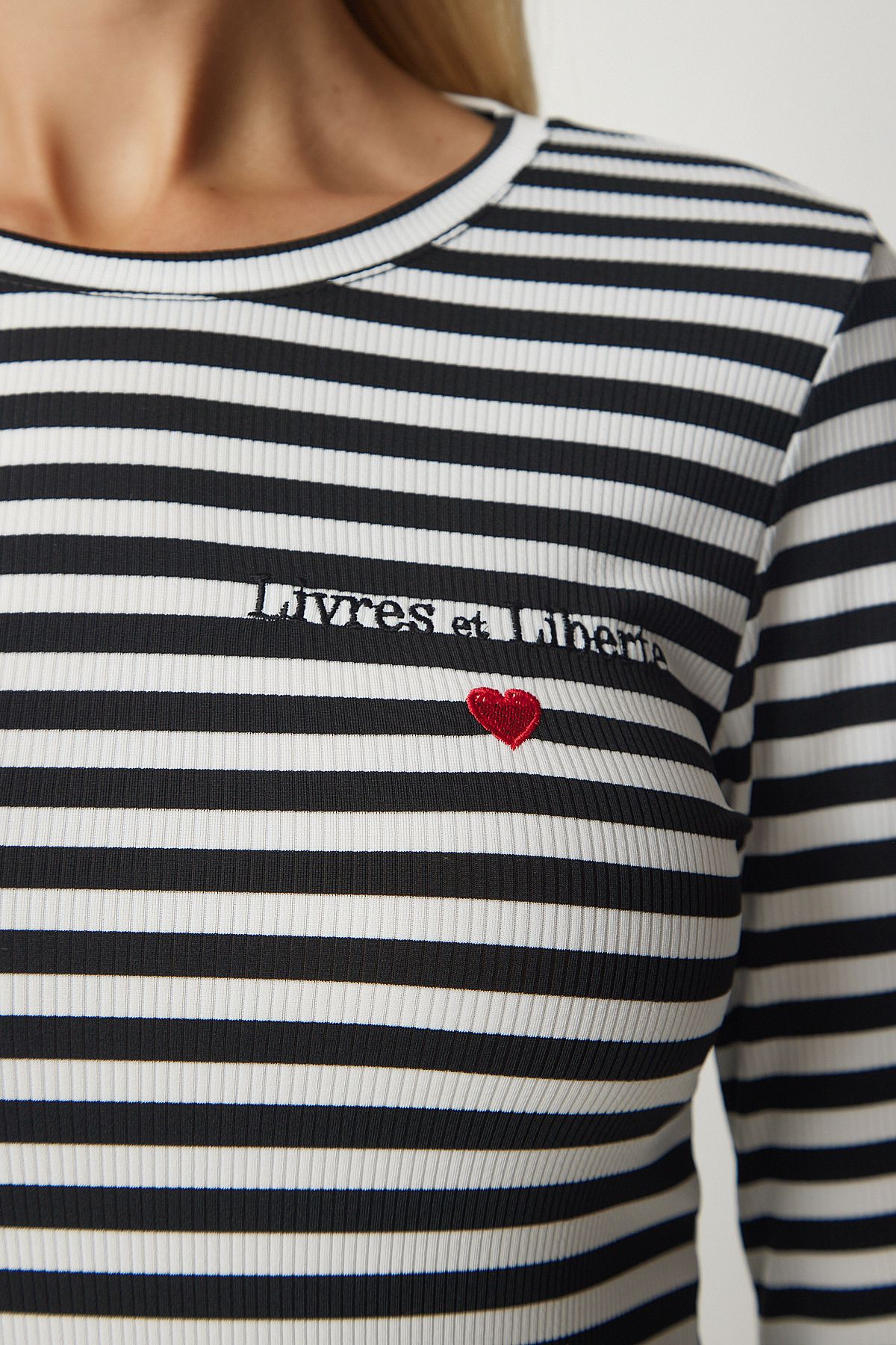 Siyah Beyaz Nakışlı Çizgili Fitilli Örme Crop Bluz MC00234