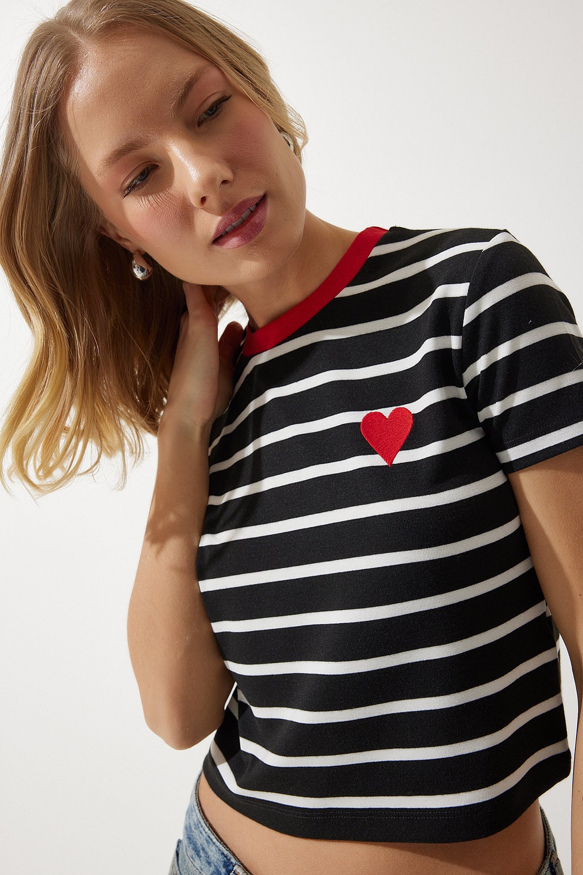 Siyah Kalp Nakışlı Çizgili Pamuklu Örme T-Shirt CR00432