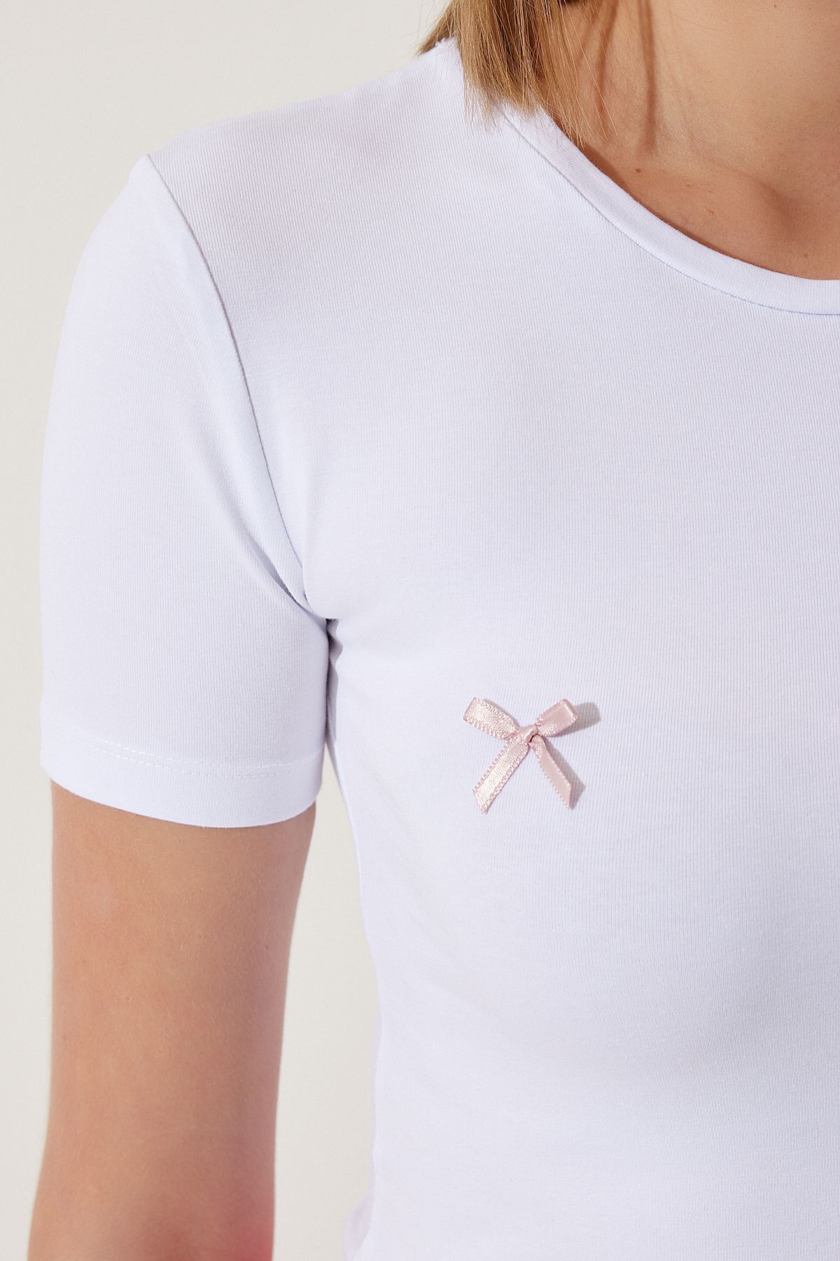 Beyaz Fiyonk Detaylı Crop T-Shirt MC00279