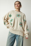 Krem Çiçek Nakışlı Oversize Triko Kazak DD01262