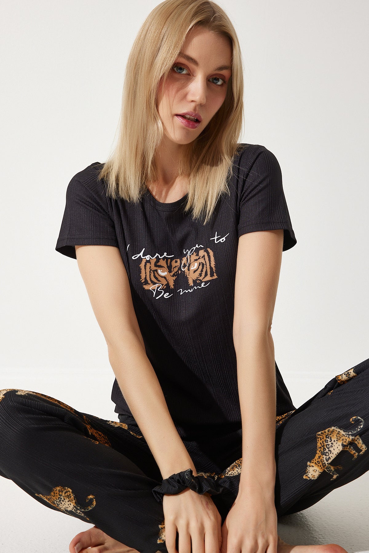 Siyah Kaplan Desenli Tokalı T-Shirt Pantolon Örme Pijama Takımı FP00004