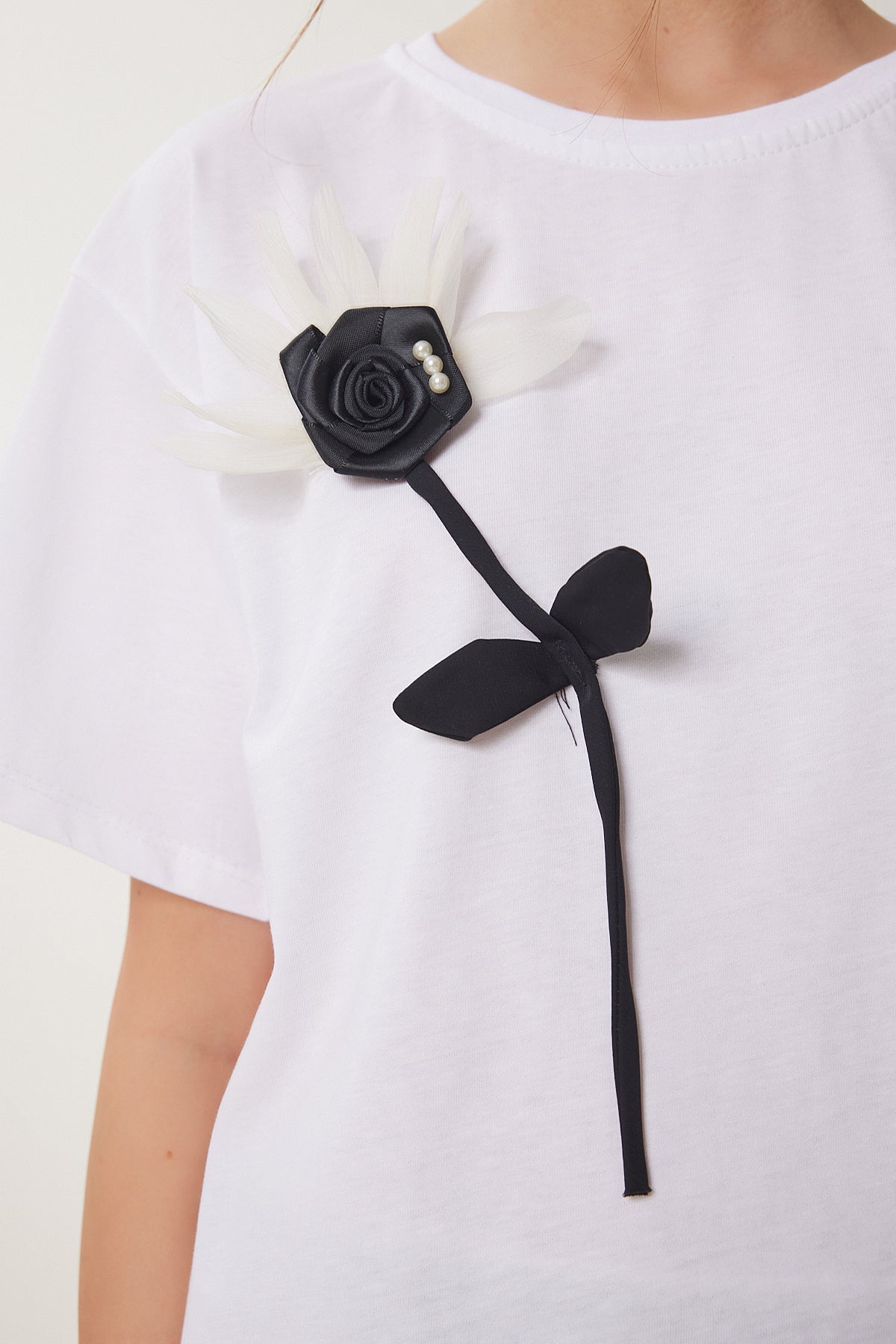 Beyaz Çiçek Armalı Pamuklu Örme T-Shirt ZV00295