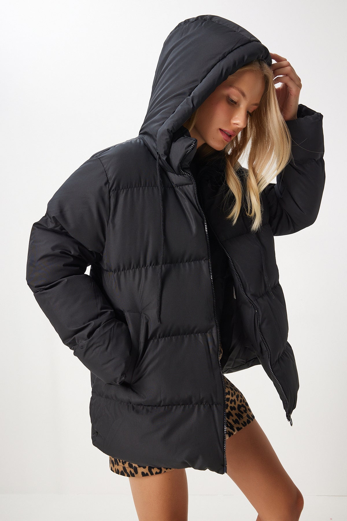 Siyah Kapüşonlu Oversize Şişme Mont RV00068