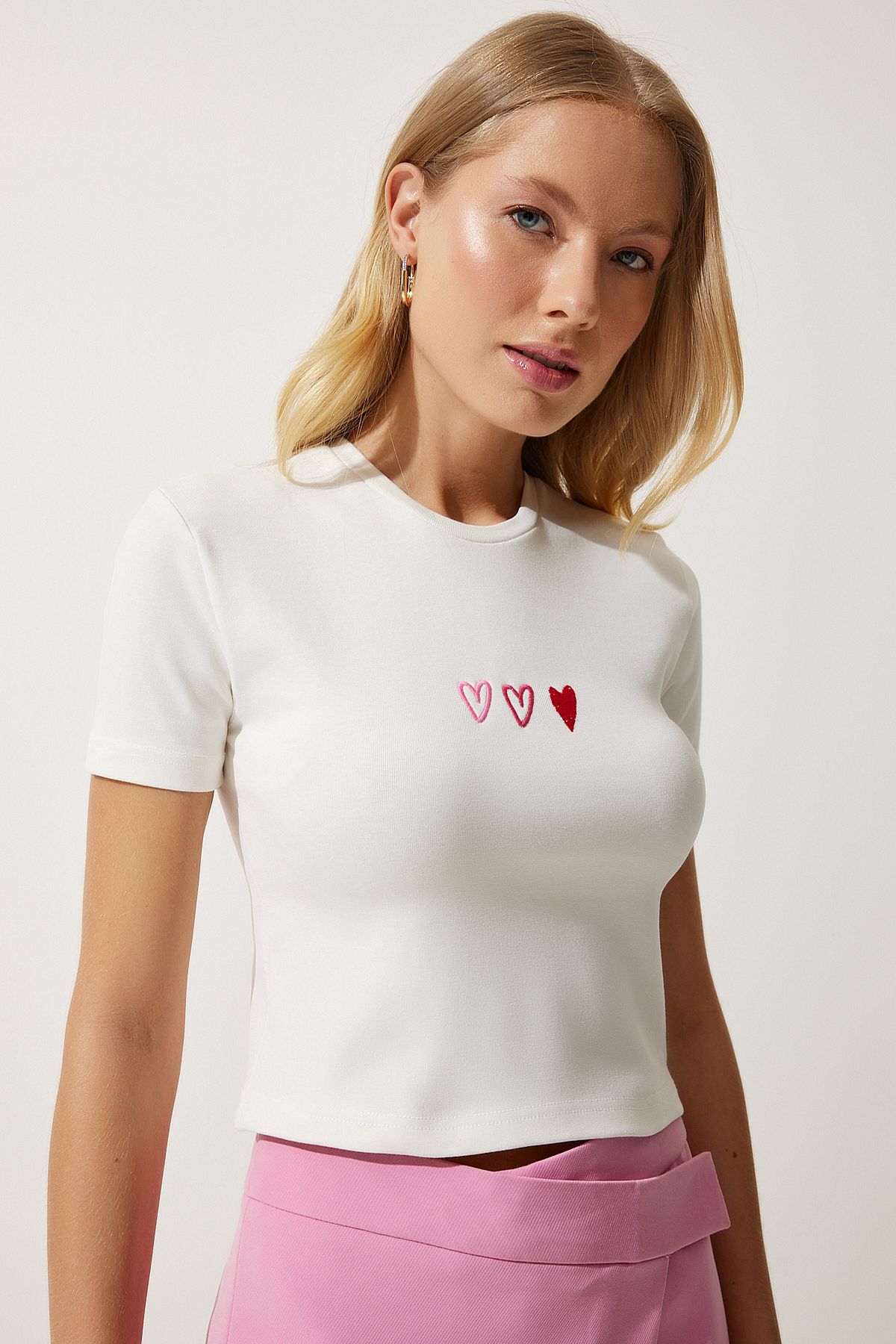 Ekru Kalp Nakışlı Crop Örme T-Shirt MX00158