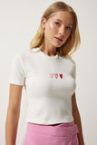 Ekru Kalp Nakışlı Crop Örme T-Shirt MX00158