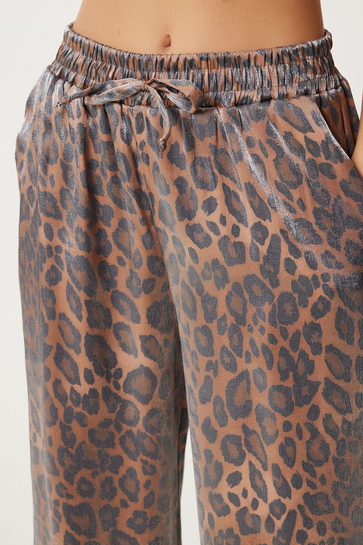 Siyah Bej Leopar Desenli Parlak Yüzeyli Bol Pantolon AN00209