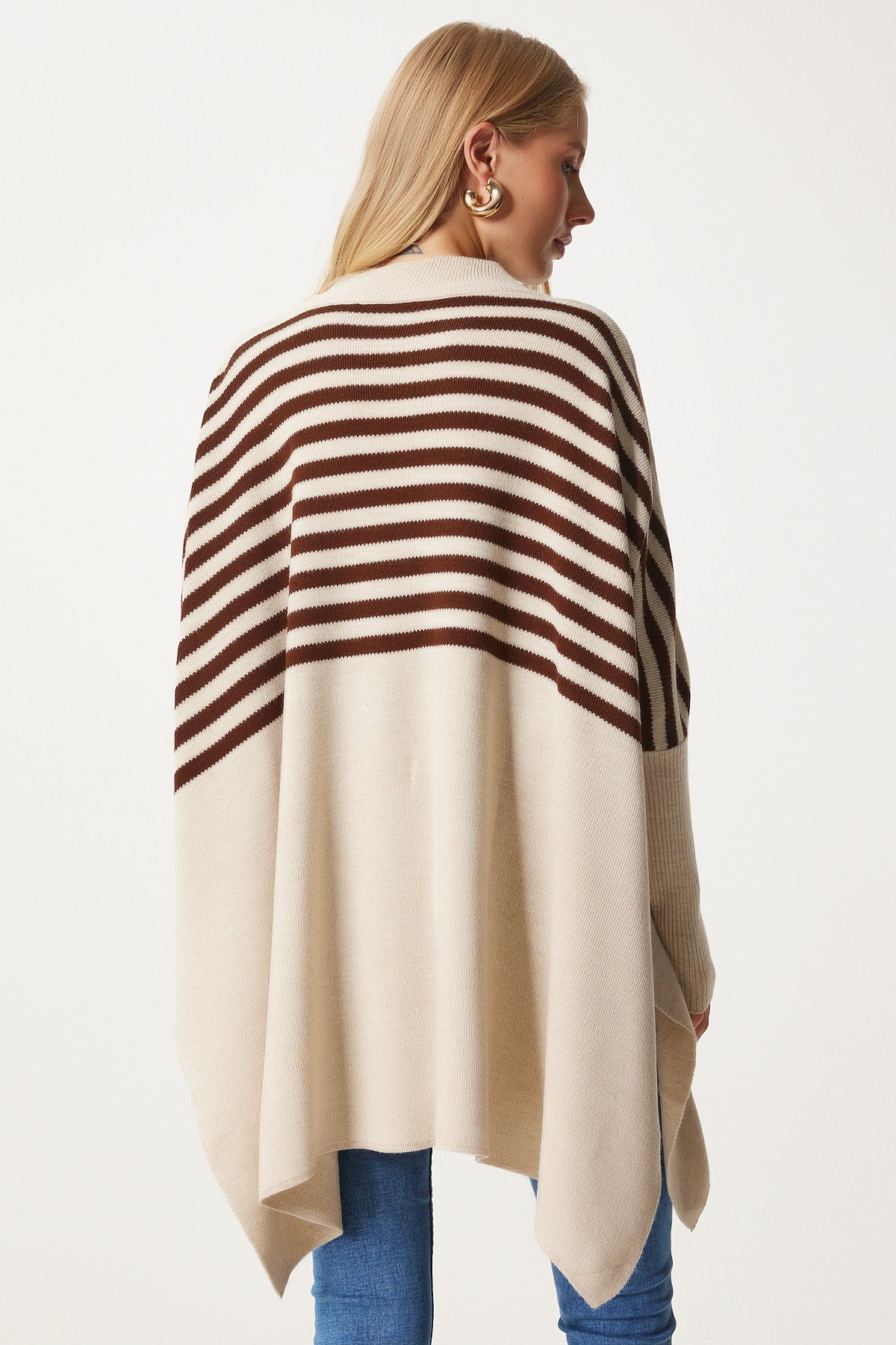 Krem Çizgili Yandan Yırtmaçlı Oversize Panço Kazak DD01336
