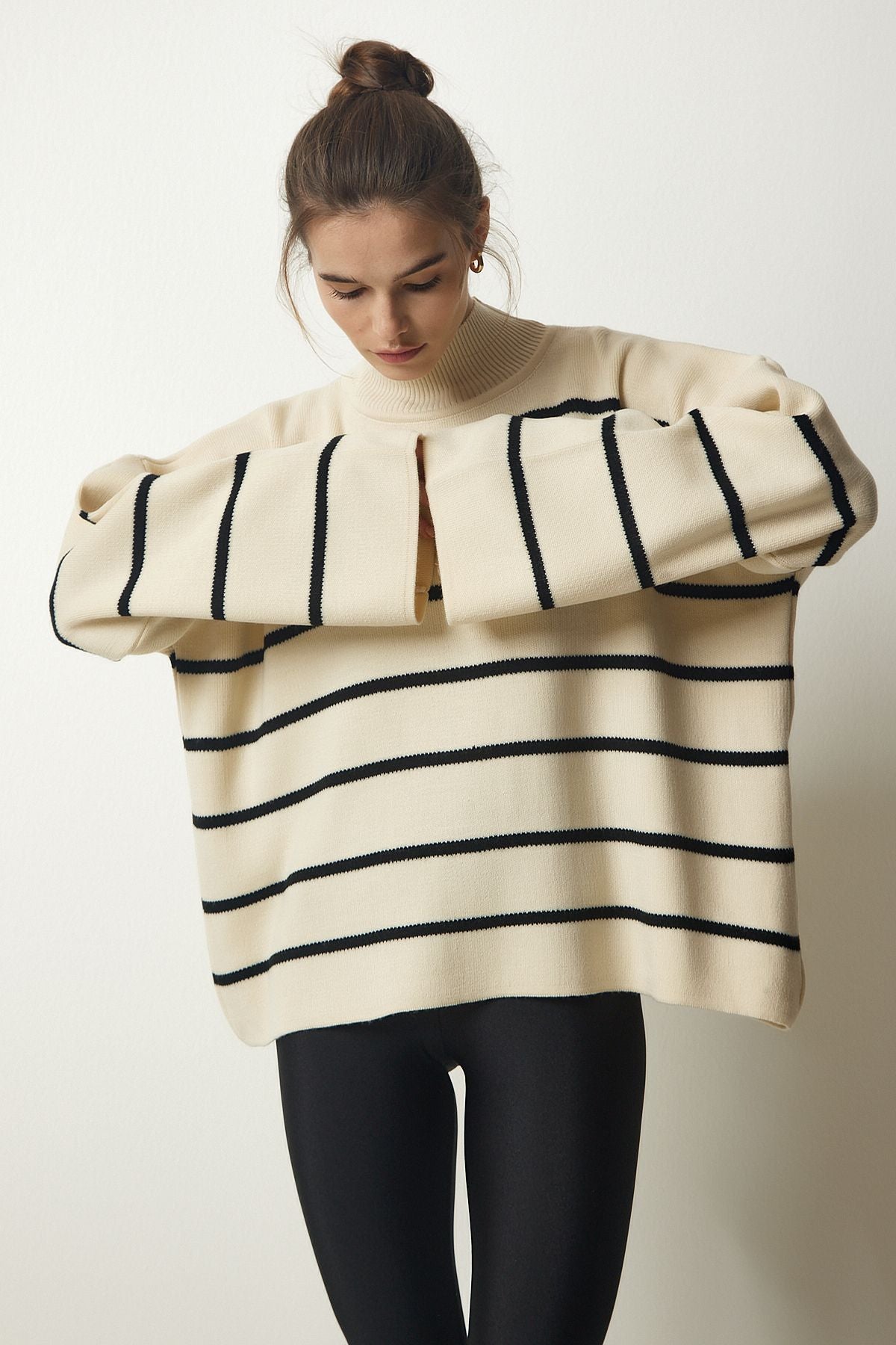 Krem Dik Yaka Çizgili Oversize Triko Kazak NF00076