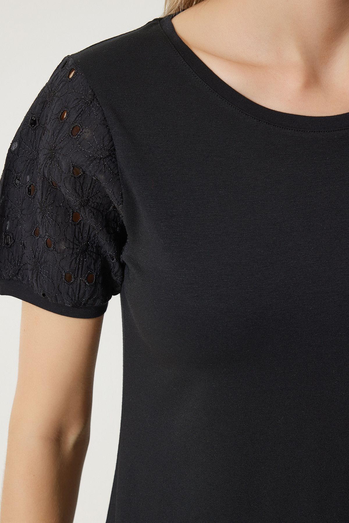 Siyah Güpür Kollu Pamuklu Basic Örme T-Shirt VF00001