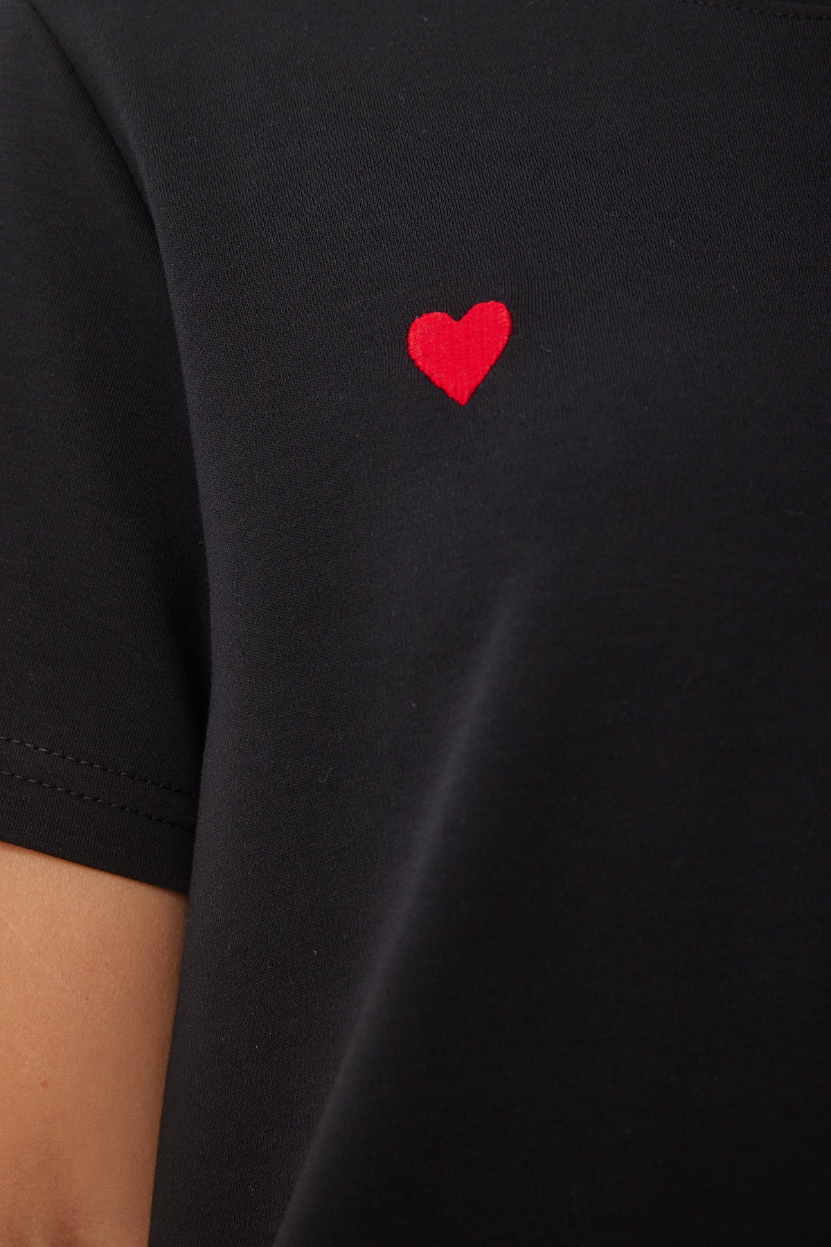Siyah Kalp Nakışlı Örme T-Shirt DP00242