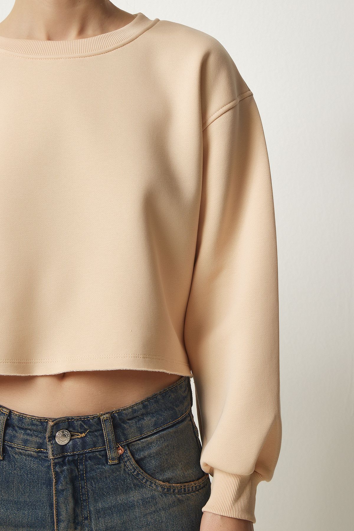 Krem Bisiklet Yaka Şardonlu Crop Örme Sweatshirt BF00085