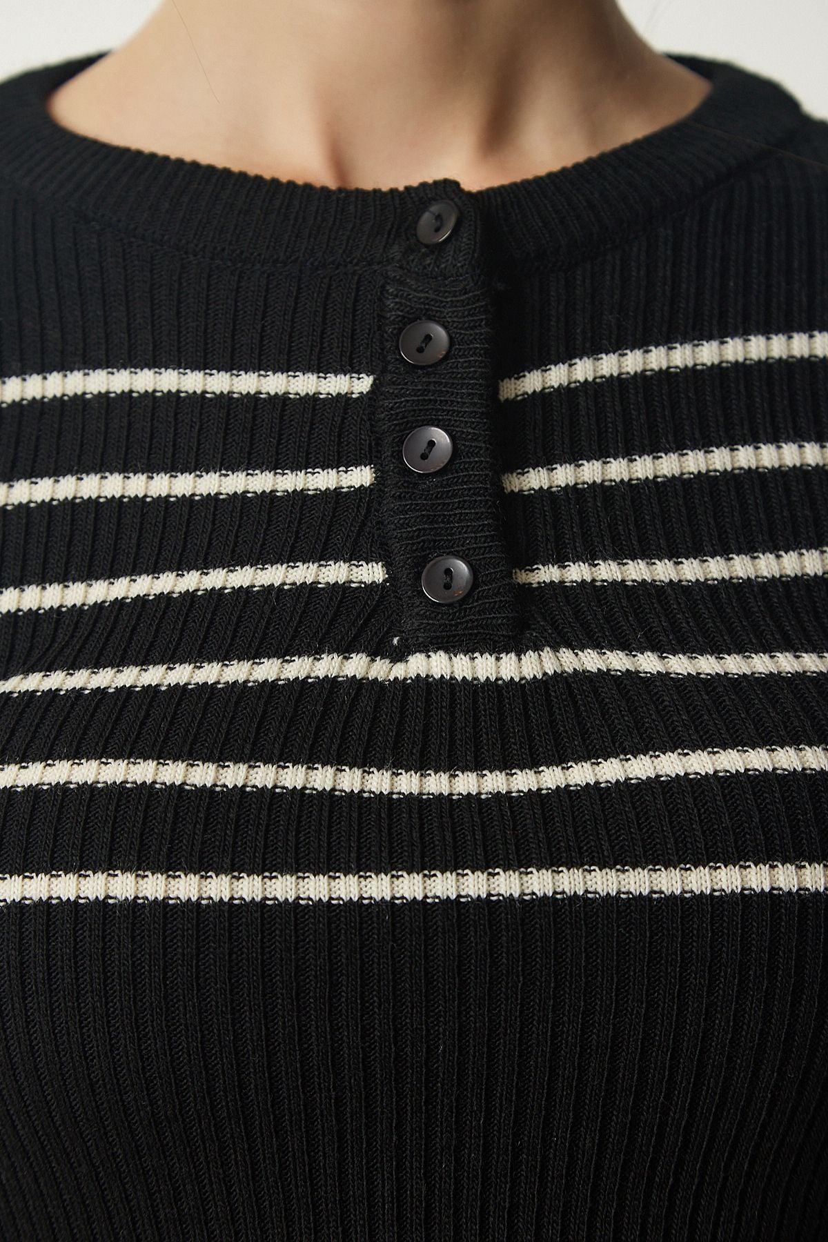 Siyah Krem Düğmeli Yaka Fitilli Crop Triko Bluz NF00077