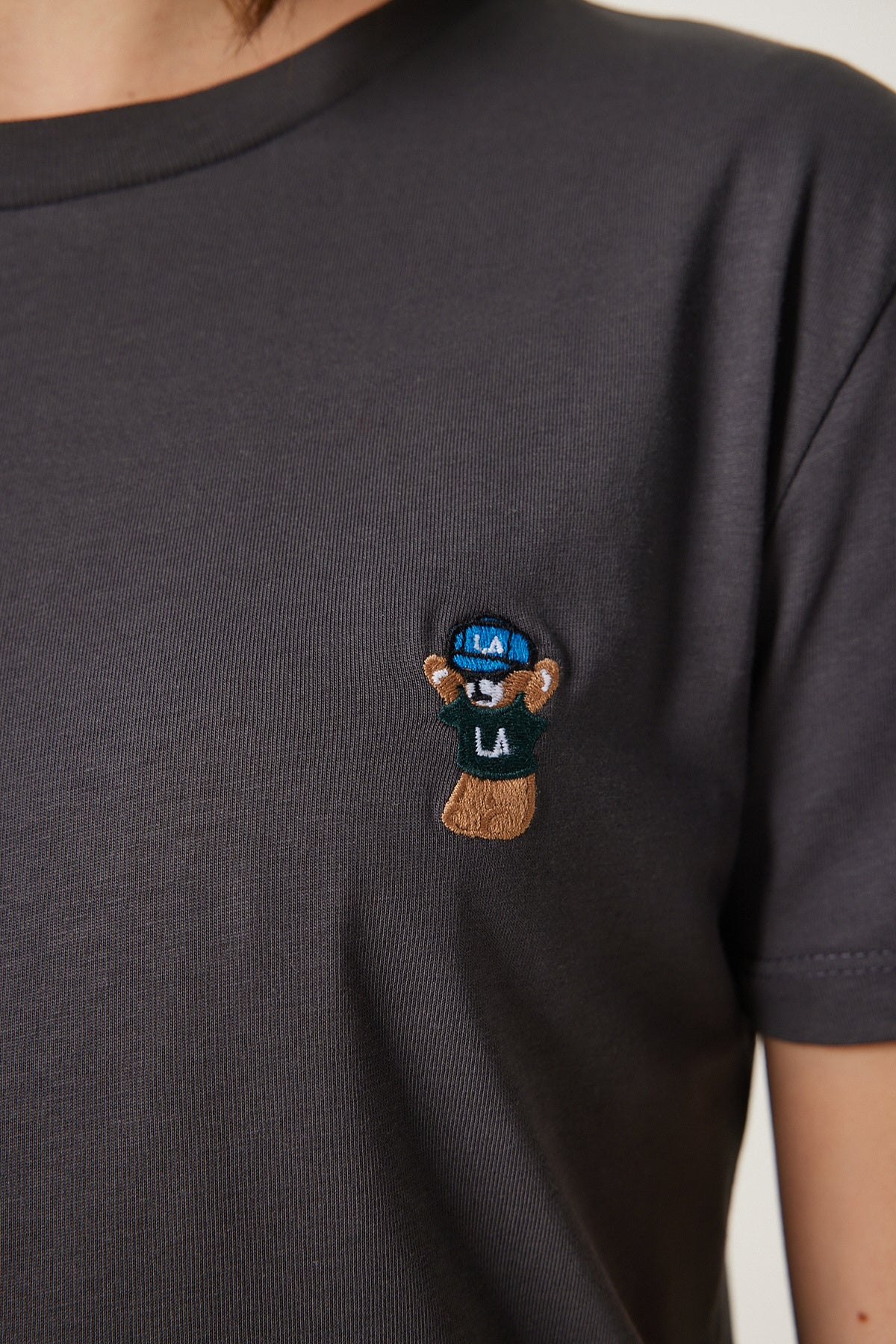 Antrasit Ayıcık İşlemeli Pamuklu Örme T-Shirt CR00455