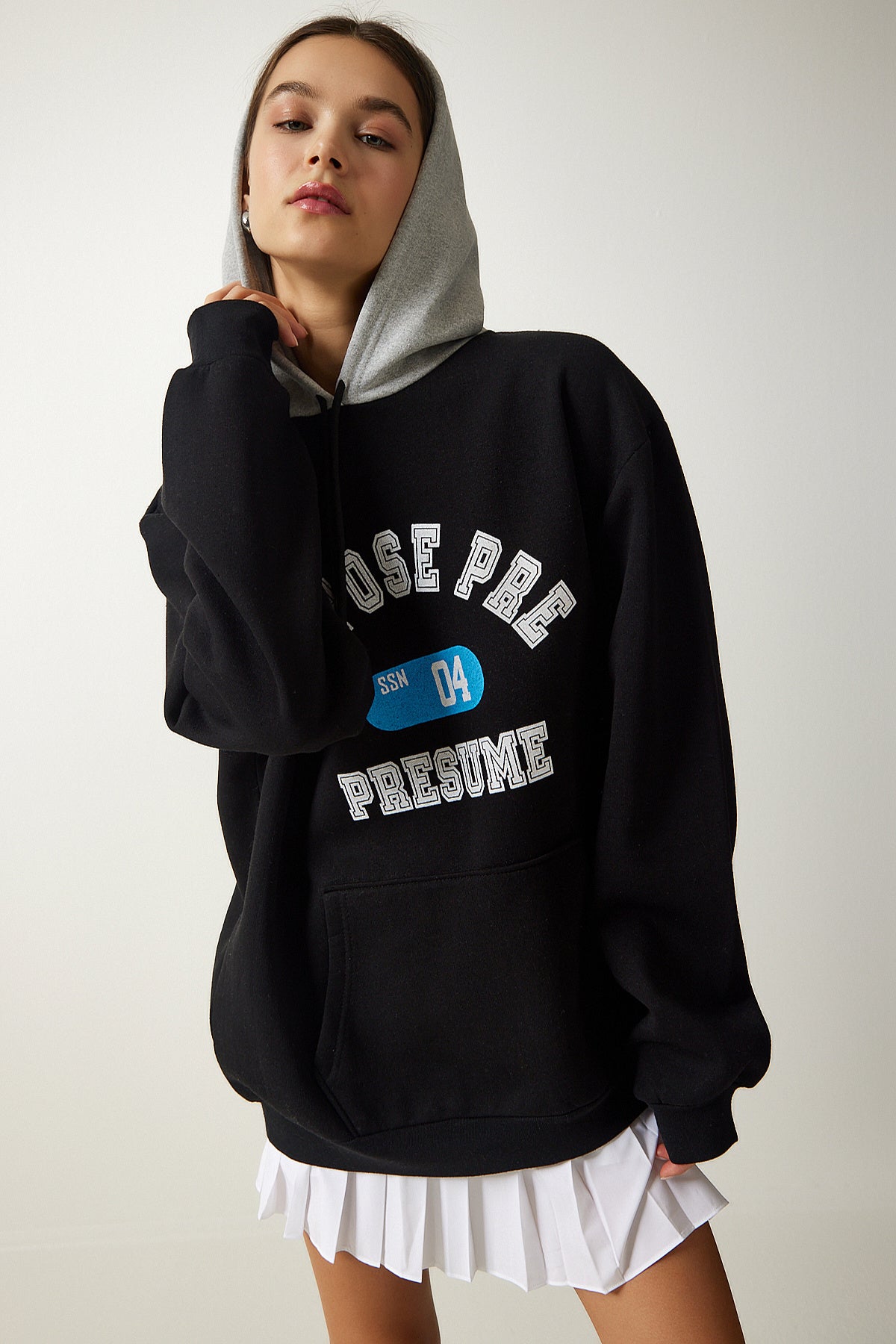 Siyah Kapüşonlu Şardonlu Baskılı Sweatshirt OW00003