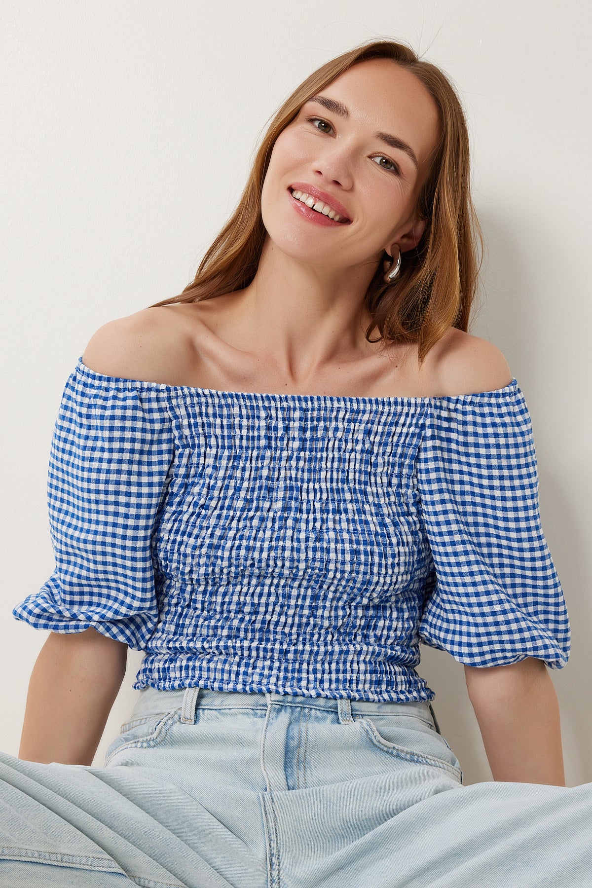 Mavi Kareli Carmen Yaka Esnek Crop Keten Bluz TP00079