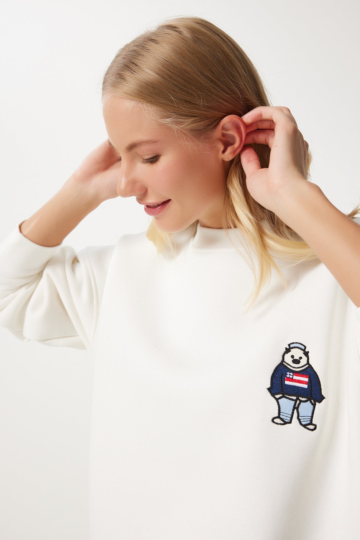 Ekru Nakışlı Armalı Şardonlu Oversize Sweatshirt NJ00160