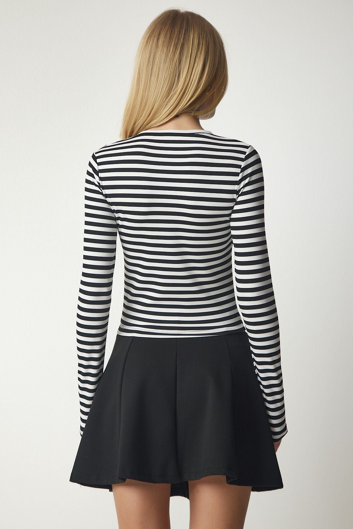 Siyah Beyaz Nakışlı Çizgili Fitilli Örme Crop Bluz MC00234