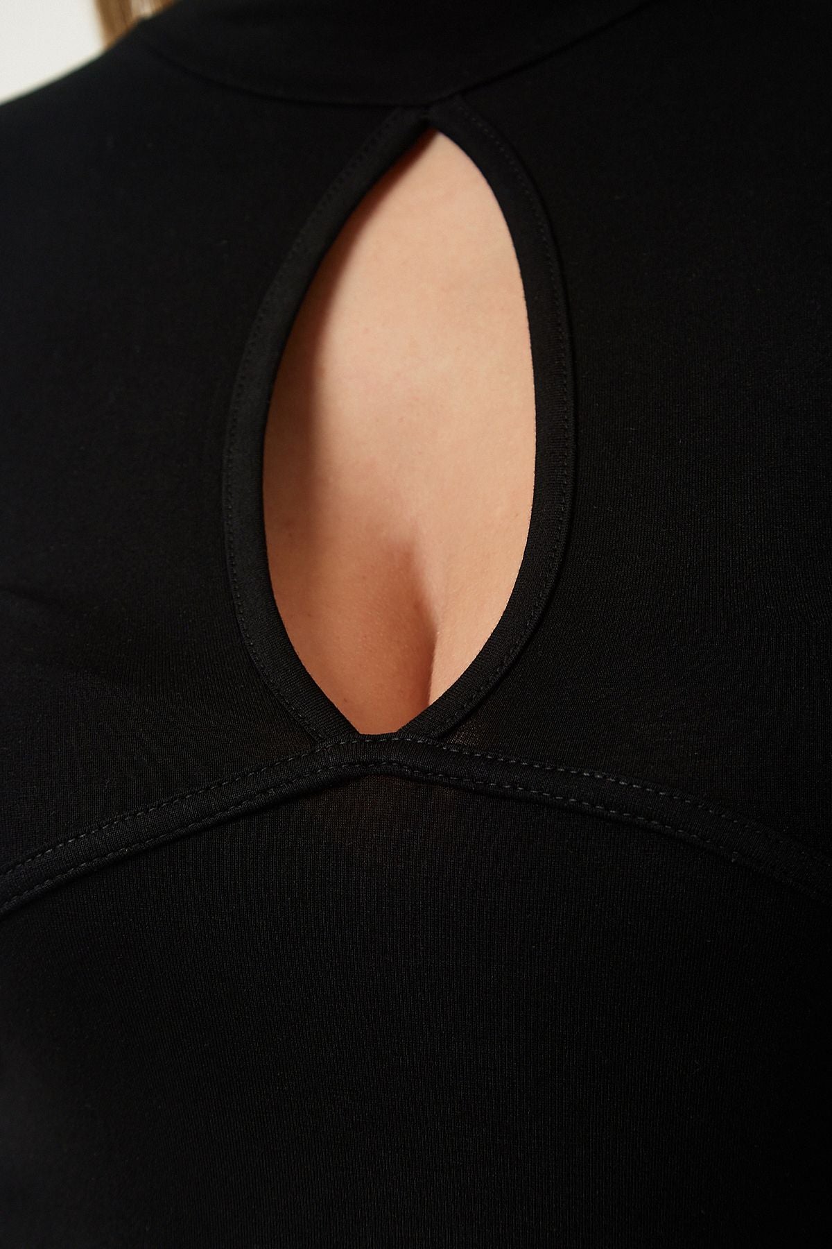 Siyah Cut Out Detaylı Viskon Örme Bluz RX00039