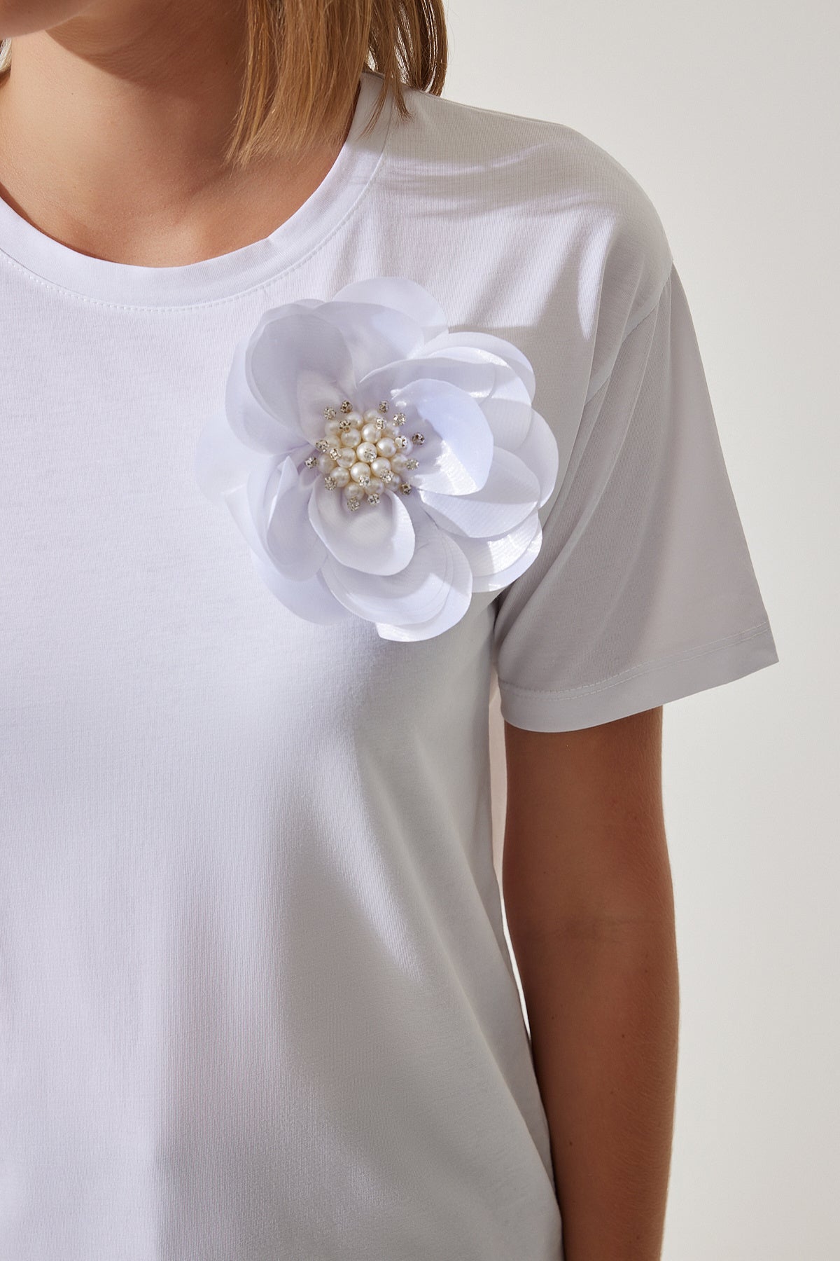 Beyaz İncili Çiçek Detaylı Örme T-Shirt NJ00146