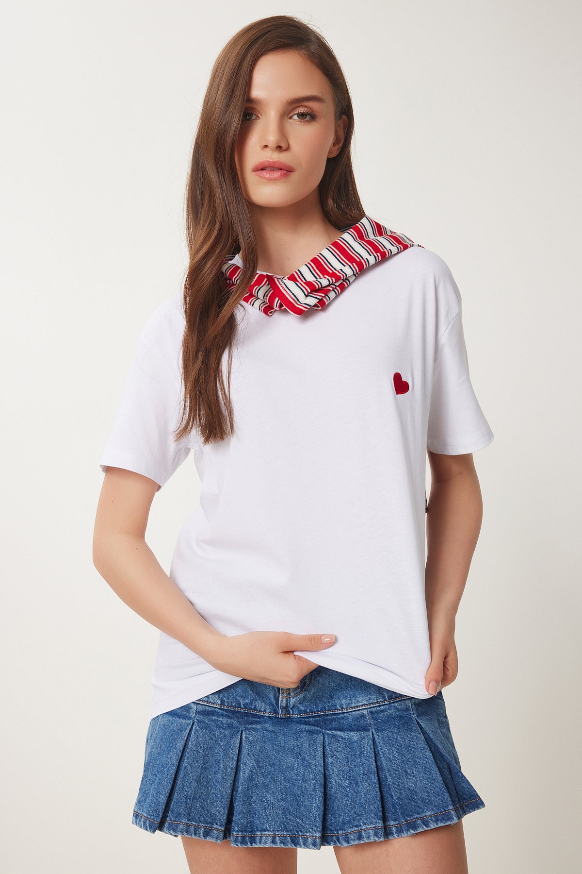 Beyaz Kalp Nakışlı Pamuklu Örme T-Shirt MP00032