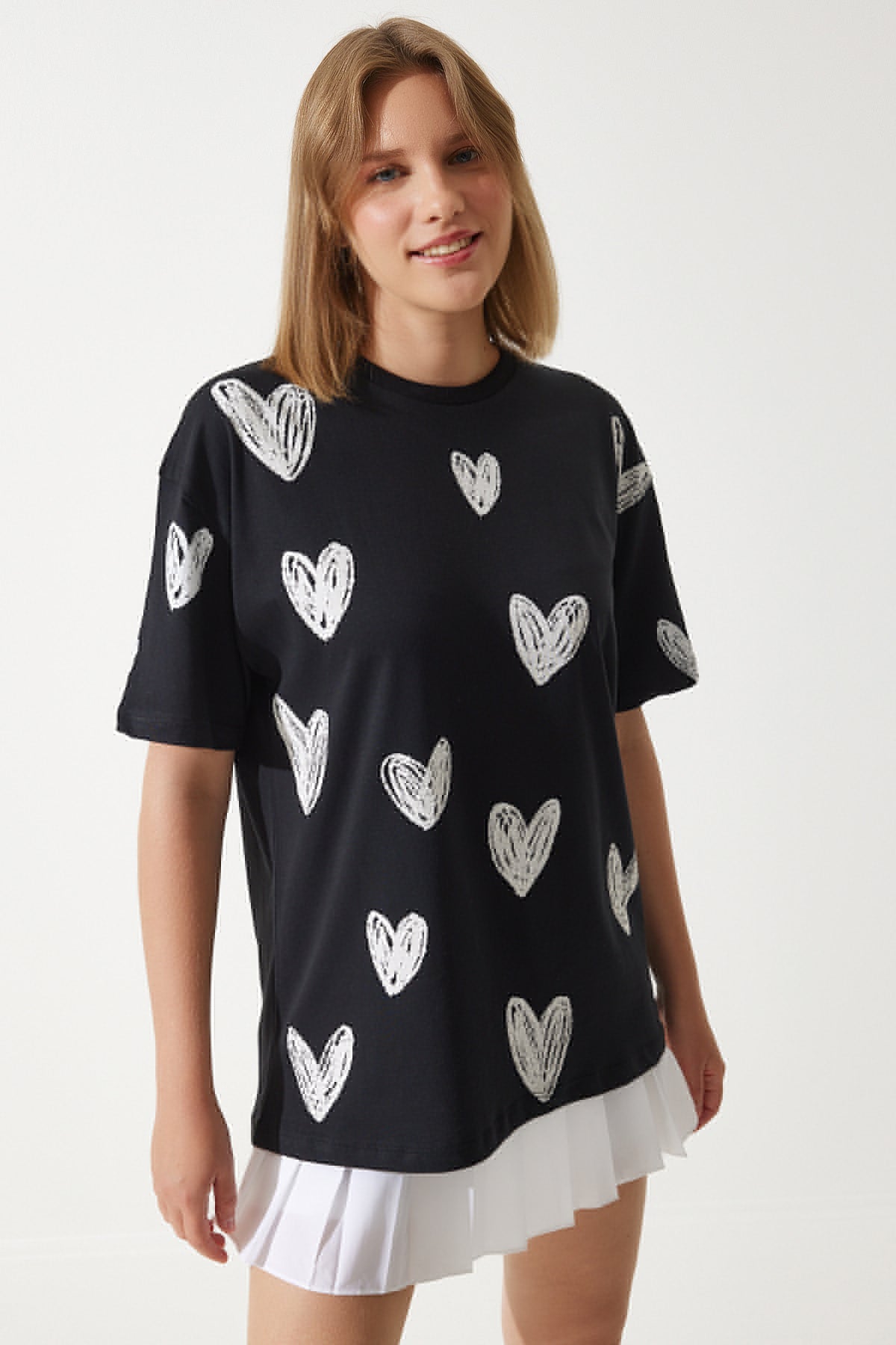 Siyah Beyaz Kalp Baskılı Oversize Pamuklu T-Shirt BP00165