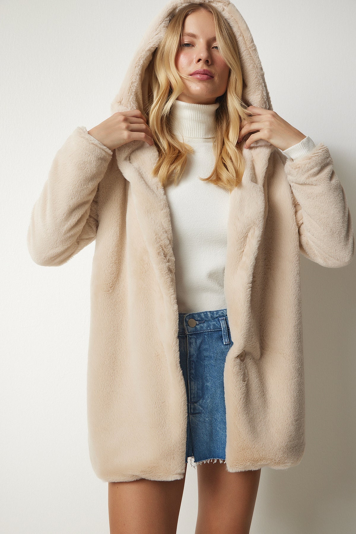 Bej Kapüşonlu Oversize Kürklü Peluş Kaban RV00148