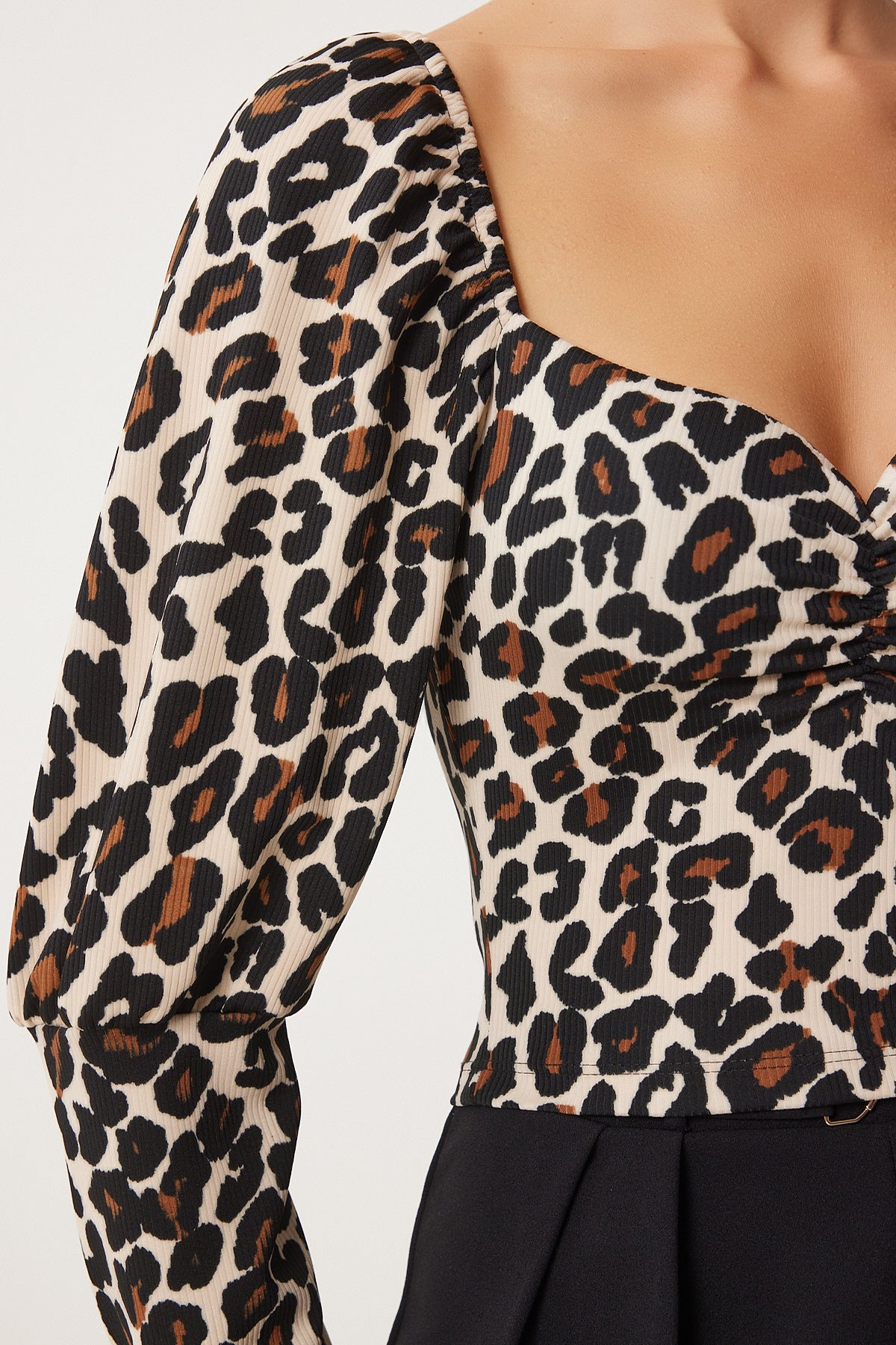 Bej Kahverengi Leopar Desenli Kalp Yaka Crop Örme Bluz FF00167