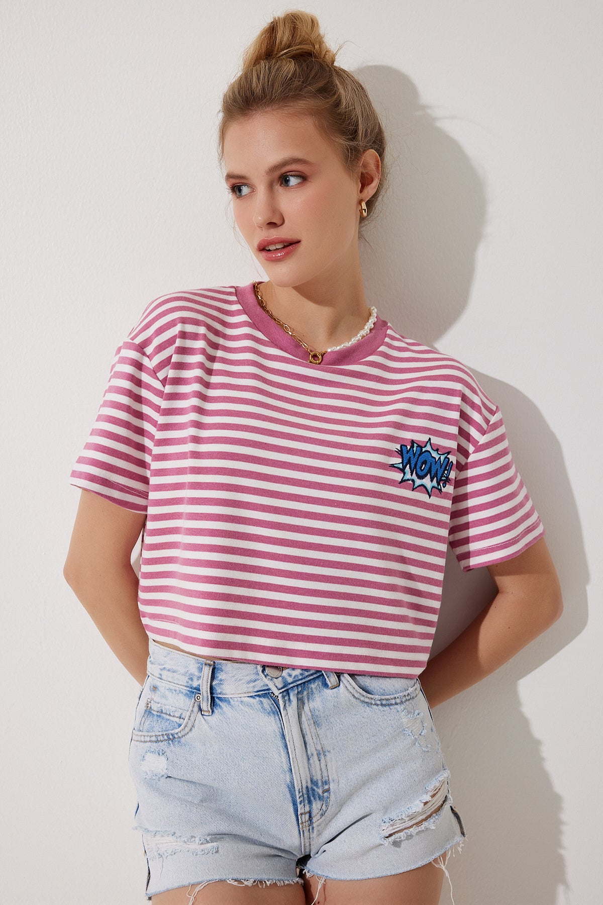 Pembe Nakış Detaylı Çizgili %100 Pamuk Crop Örme T-Shirt CR00436