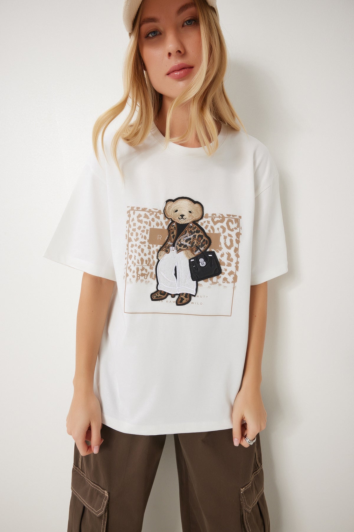Ekru Ayıcık Armalı Pamuklu Oversize Örme T-Shirt CR00464