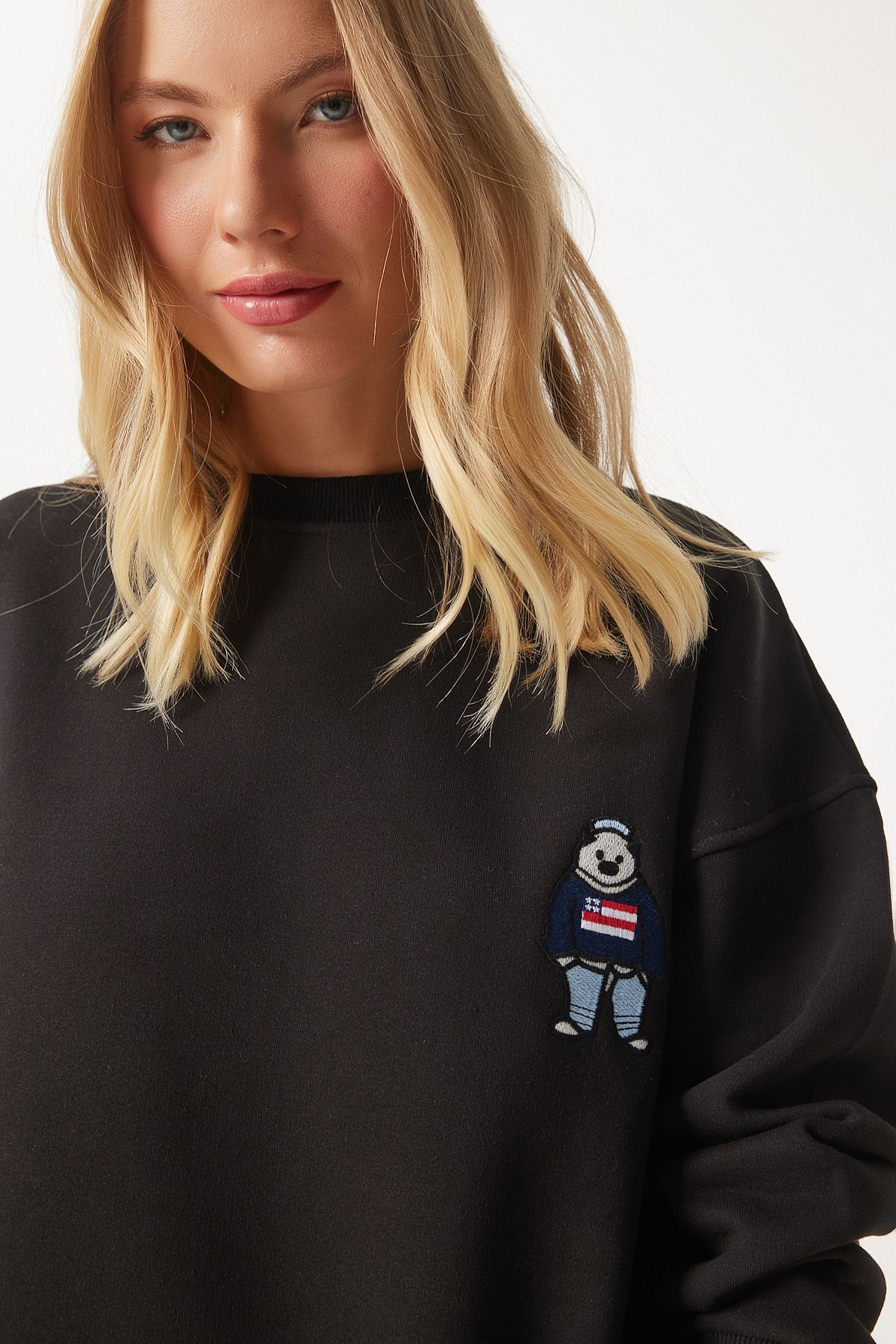 Siyah Nakışlı Armalı Şardonlu Oversize Sweatshirt NJ00160