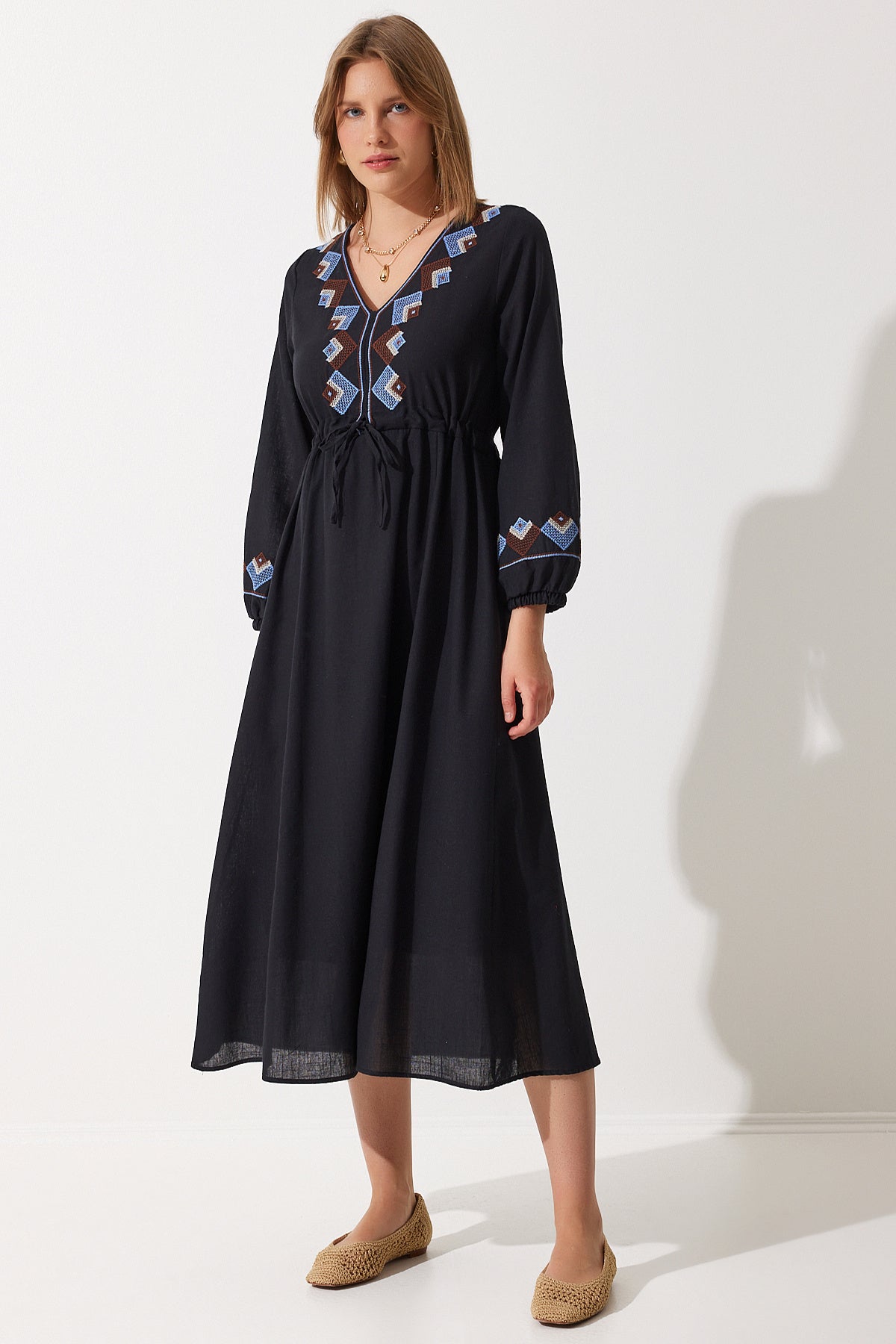 Siyah Nakış Detaylı Oversize Keten Elbise RG00027