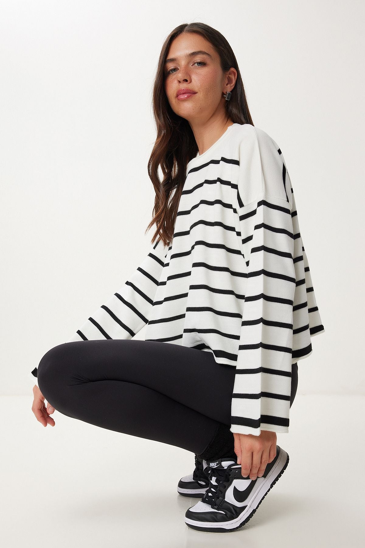 Siyah Beyaz Çizgili Oversize Crop Triko Kazak  US00659