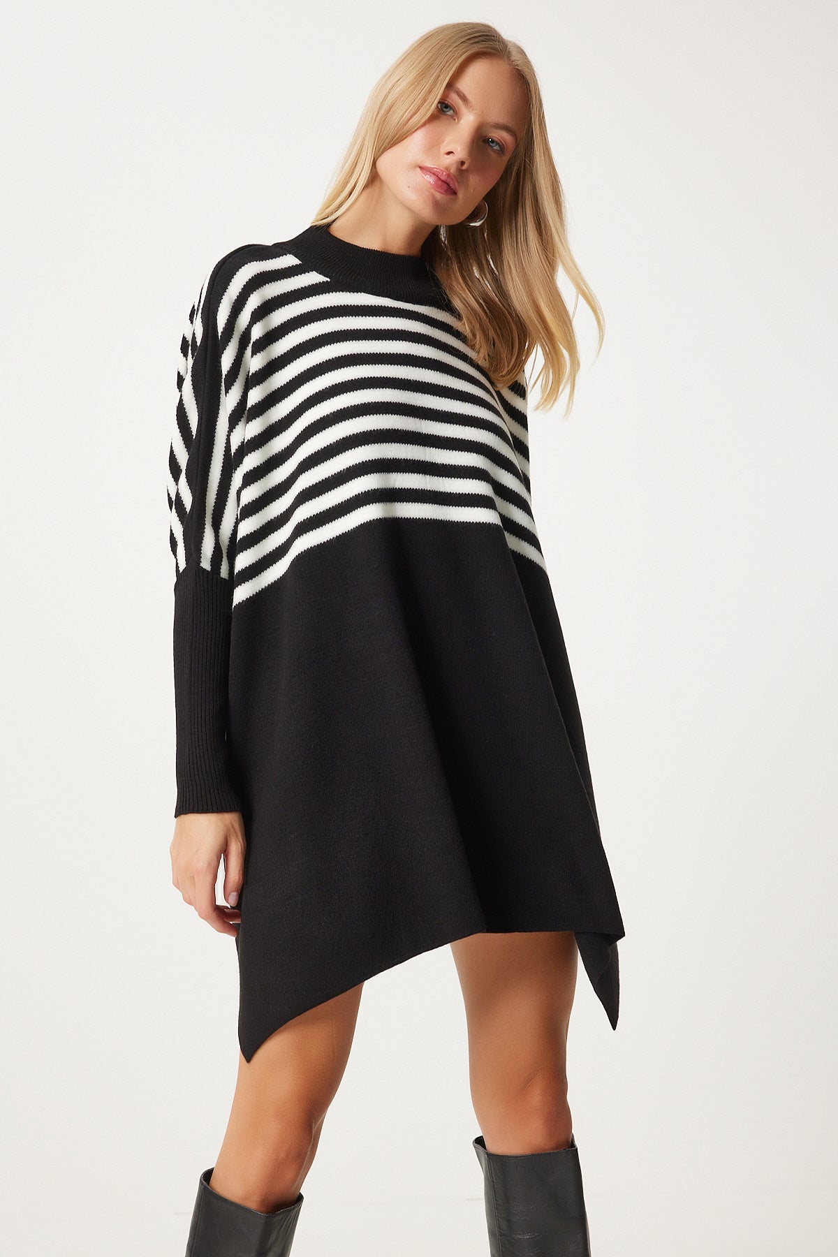 Siyah Çizgili Yandan Yırtmaçlı Oversize Panço Kazak DD01336