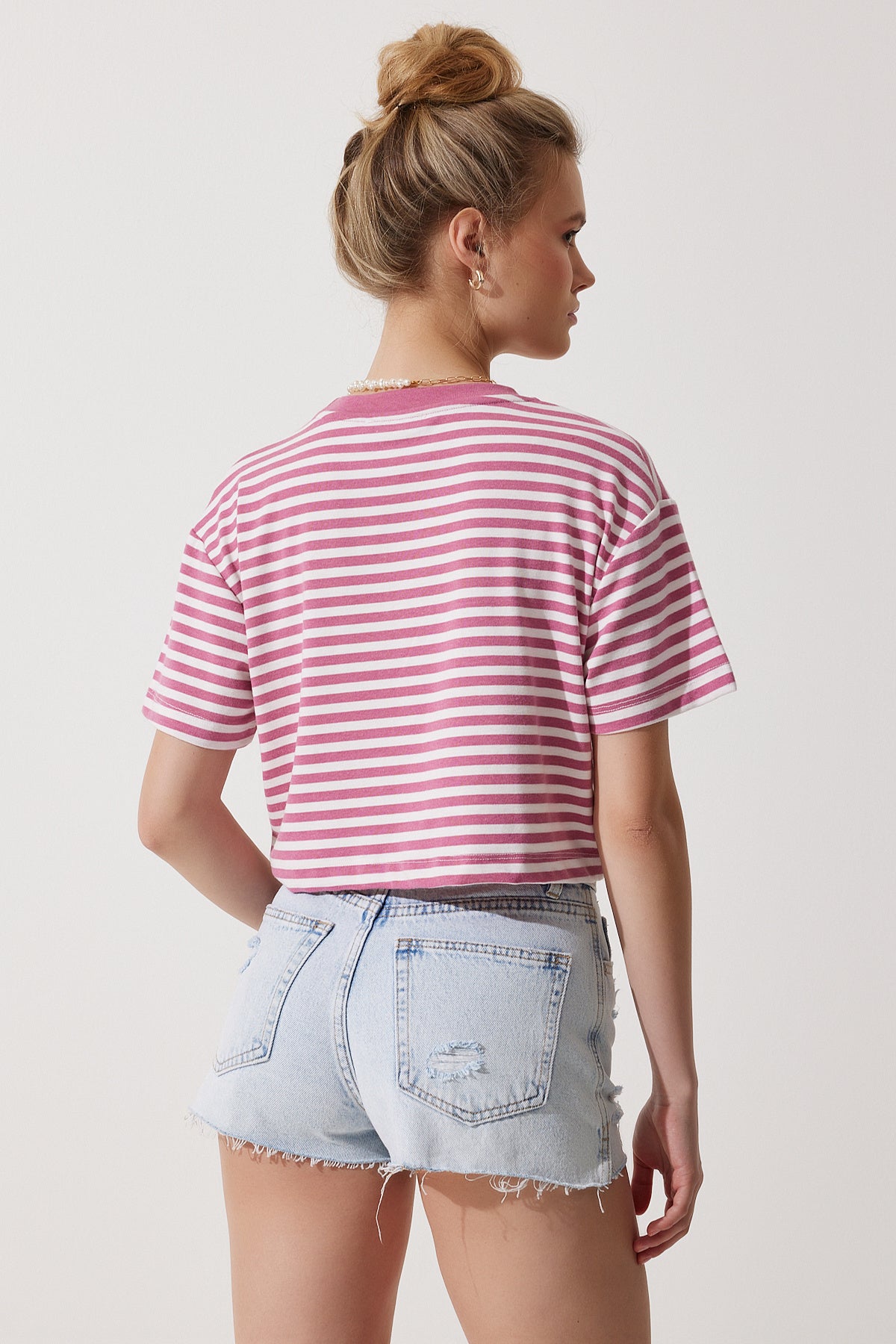 Pembe Nakış Detaylı Çizgili %100 Pamuk Crop Örme T-Shirt CR00436