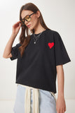 Siyah Kalp Nakışlı Örme T-Shirt ZV00299