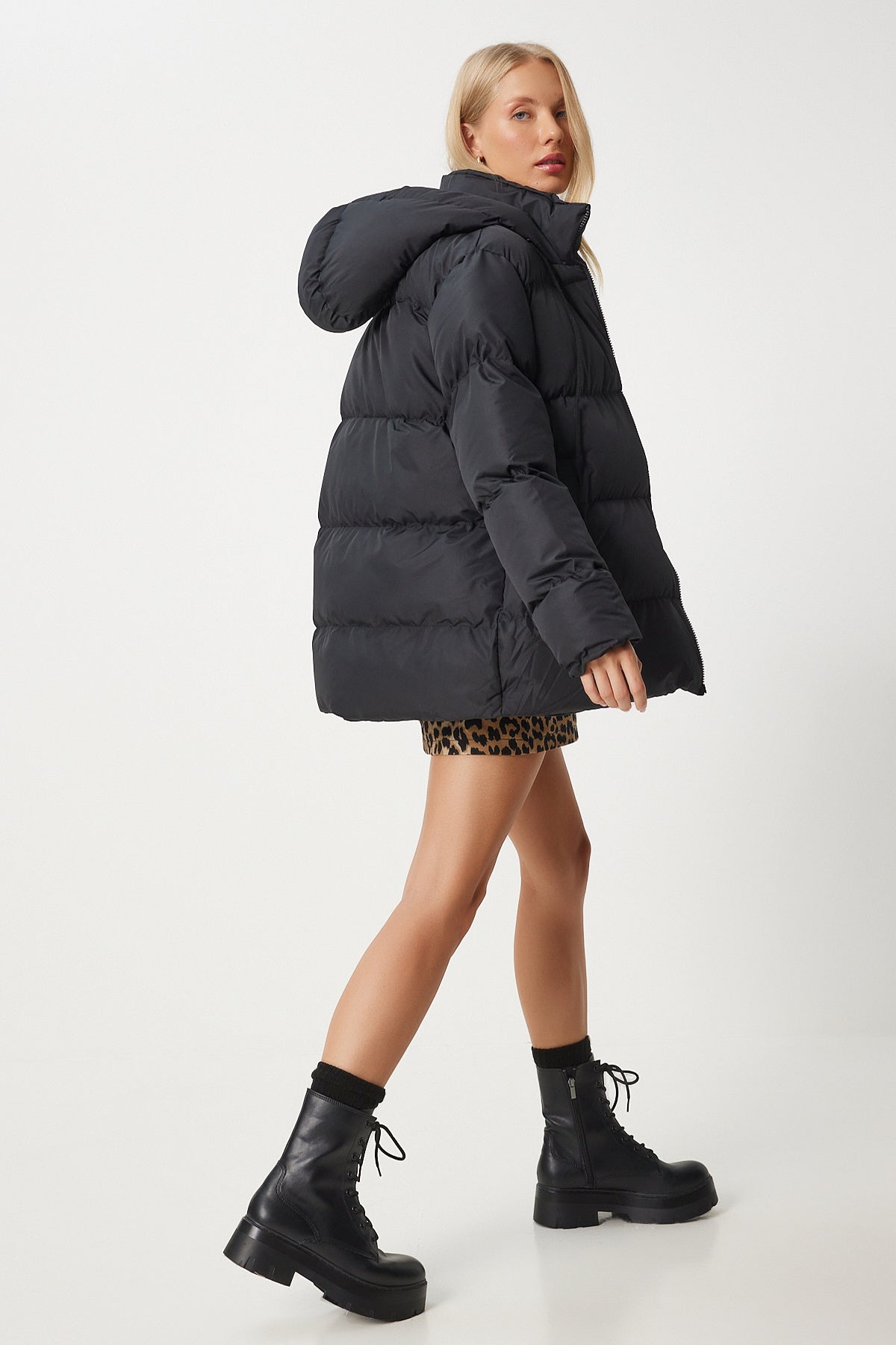 Siyah Kapüşonlu Oversize Şişme Mont RV00068