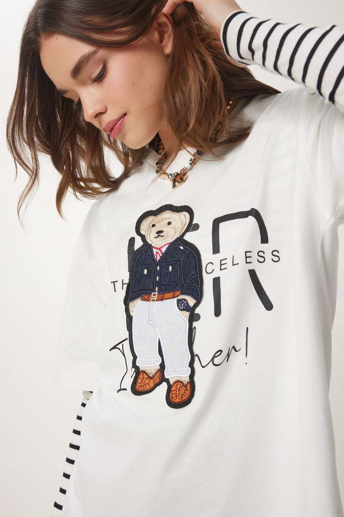 Ekru Ayıcık Armalı Pamuklu Oversize Örme T-Shirt CR00452