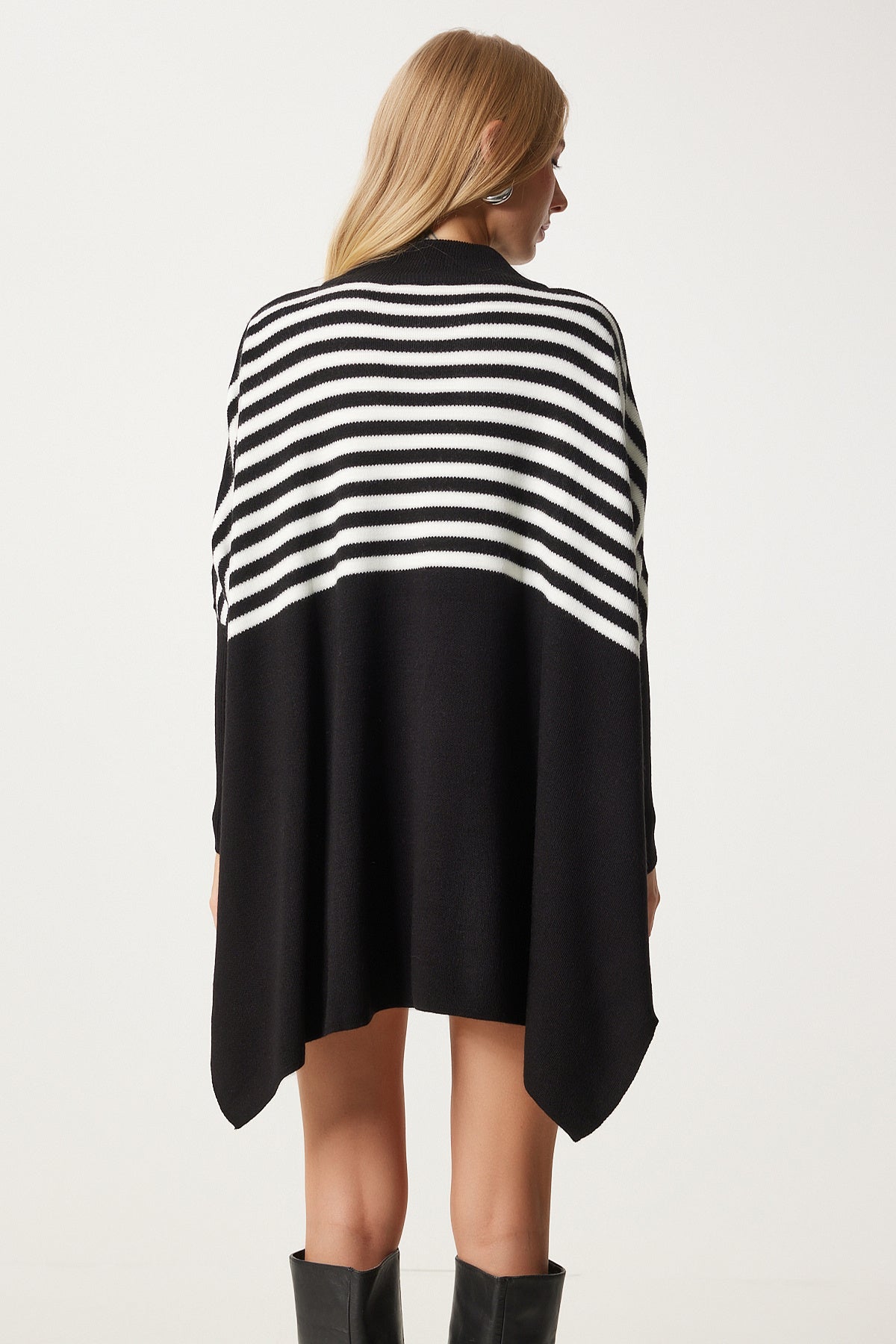 Siyah Çizgili Yandan Yırtmaçlı Oversize Panço Kazak DD01336