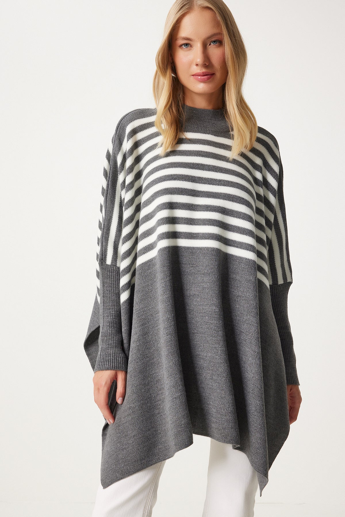 Gri Çizgili Yandan Yırtmaçlı Oversize Panço Kazak DD01336