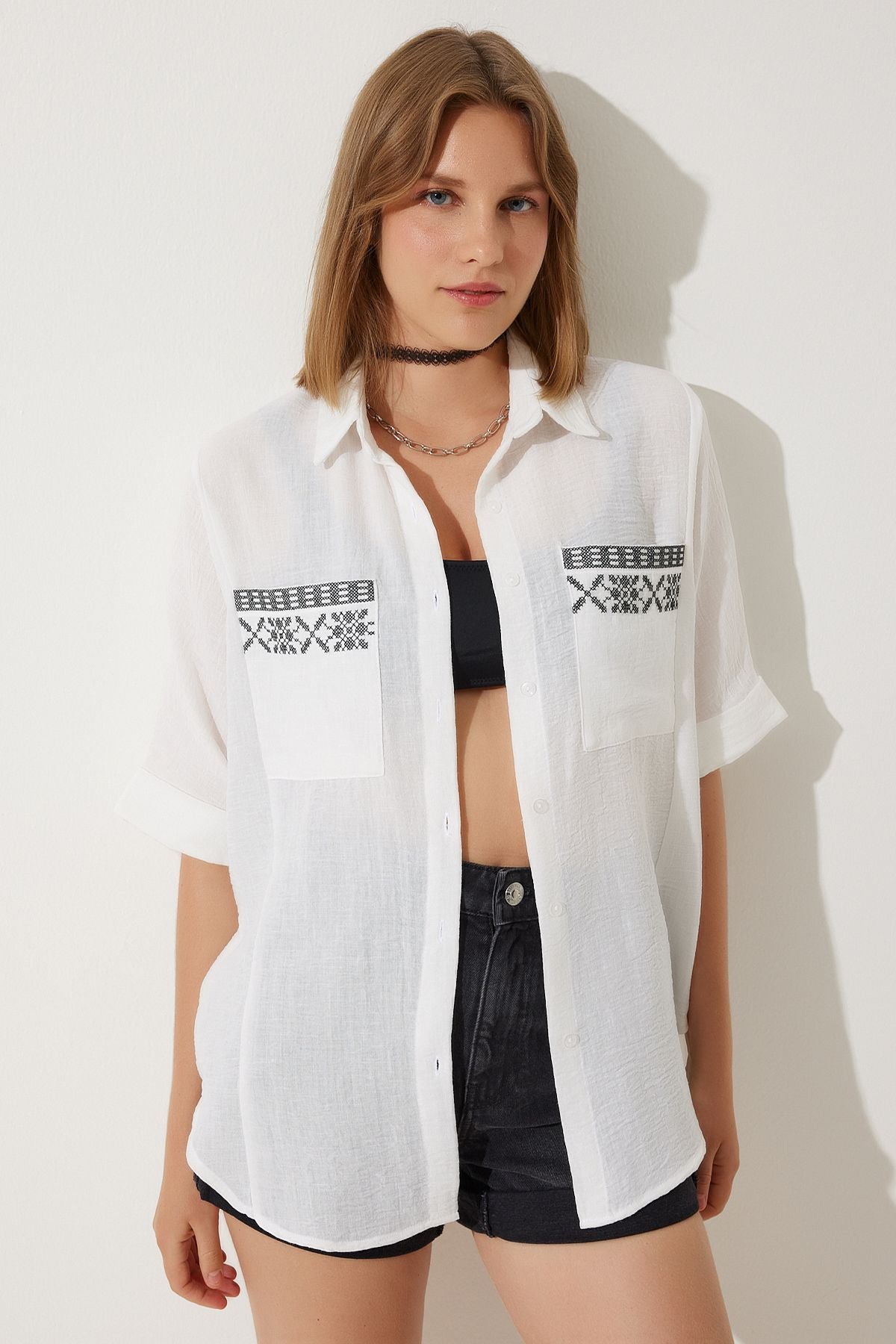 Beyaz Nakışlı Cepli Oversize Keten Ayrobin Gömlek RG00031