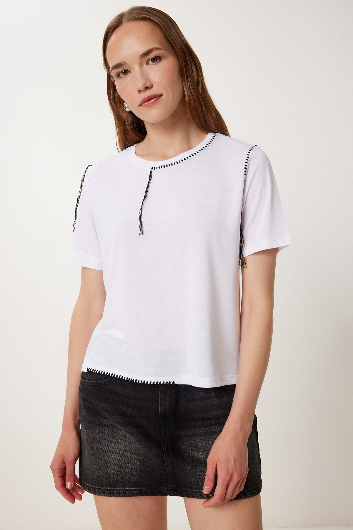 Beyaz Kontrast Dikiş Detaylı Örme T-Shirt TP00087