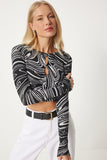 Siyah Beyaz Desenli Cut Out Detaylı Triko Bluz VN00007