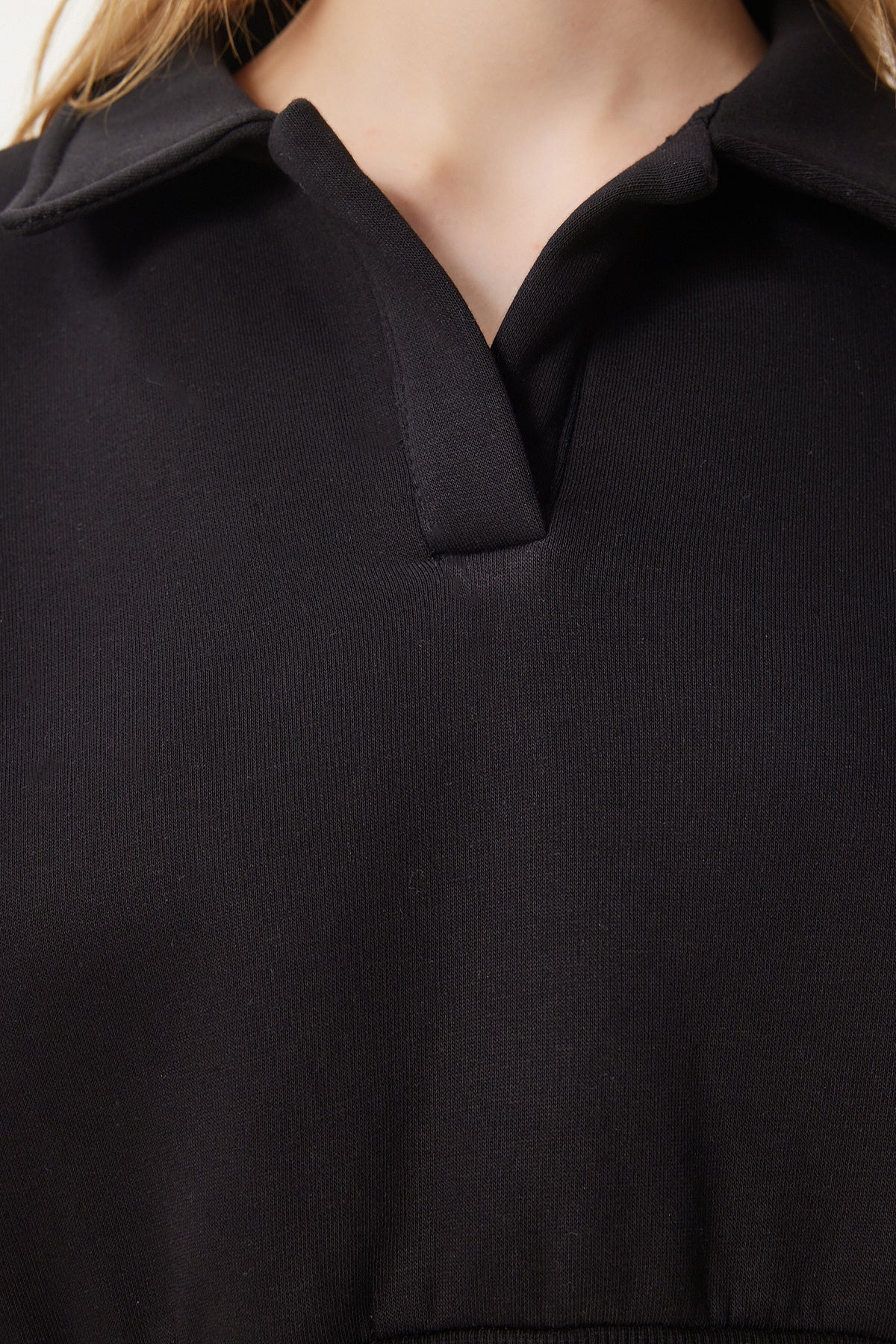 Siyah Polo Yaka Şardonlu Crop Örme Sweatshirt HW00014