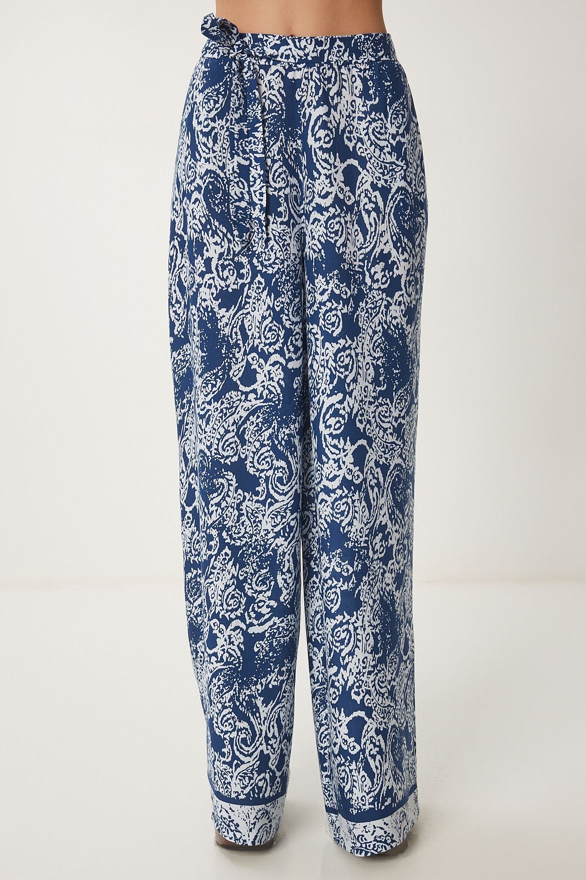 Lacivert Beyaz Desenli Crop Bluz Pantolon Takım ZV00270