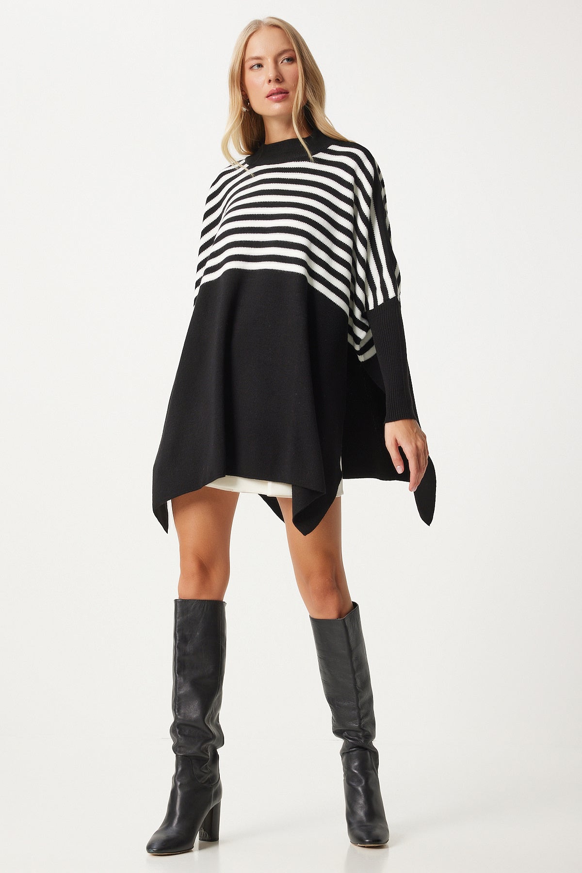Siyah Çizgili Yandan Yırtmaçlı Oversize Panço Kazak DD01336