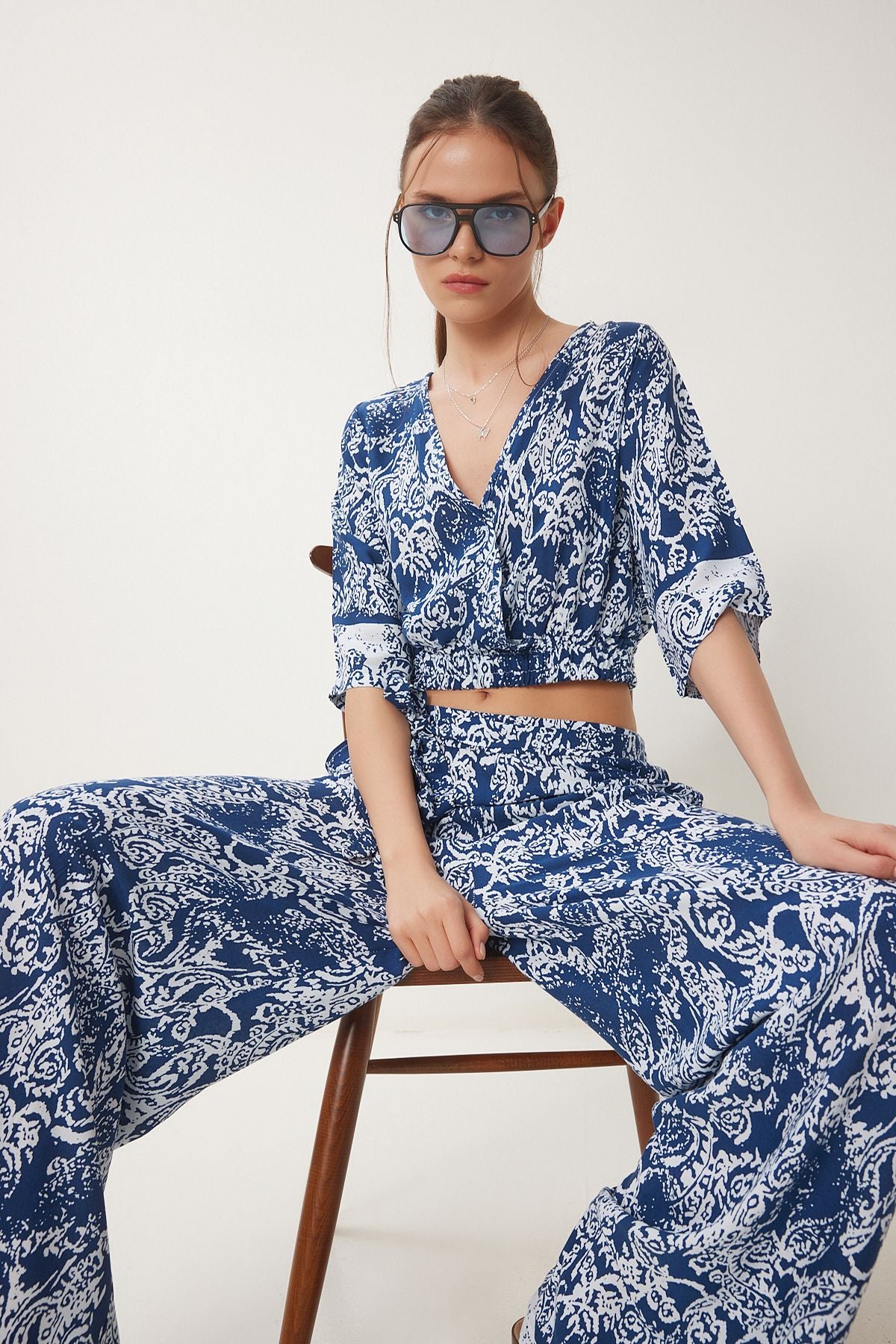 Lacivert Beyaz Desenli Crop Bluz Pantolon Takım ZV00270